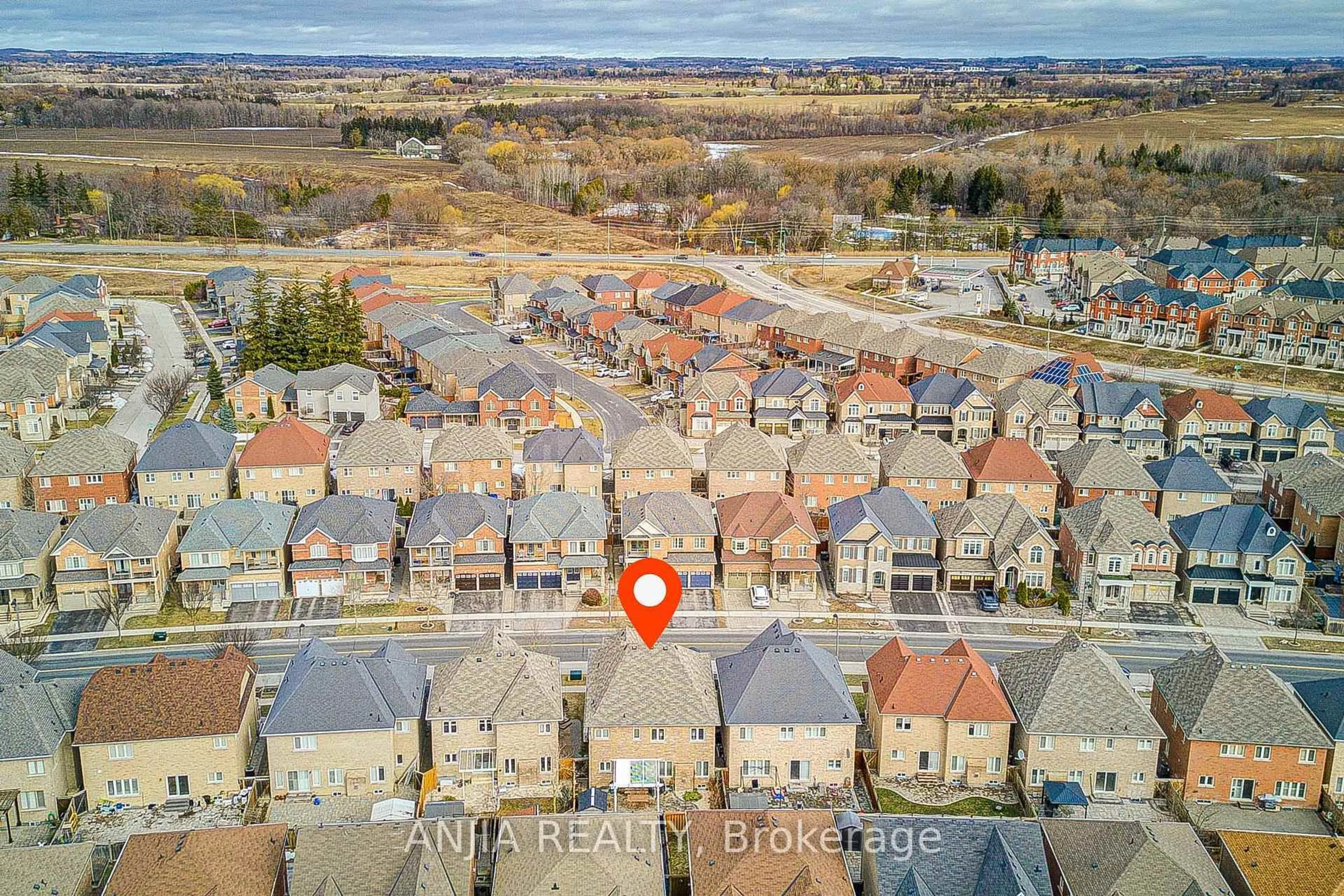 A pic from outside/outdoor area/front of a property/back of a property/a pic from drone, street for 409 Williamson Rd, Markham Ontario L6E 0K4