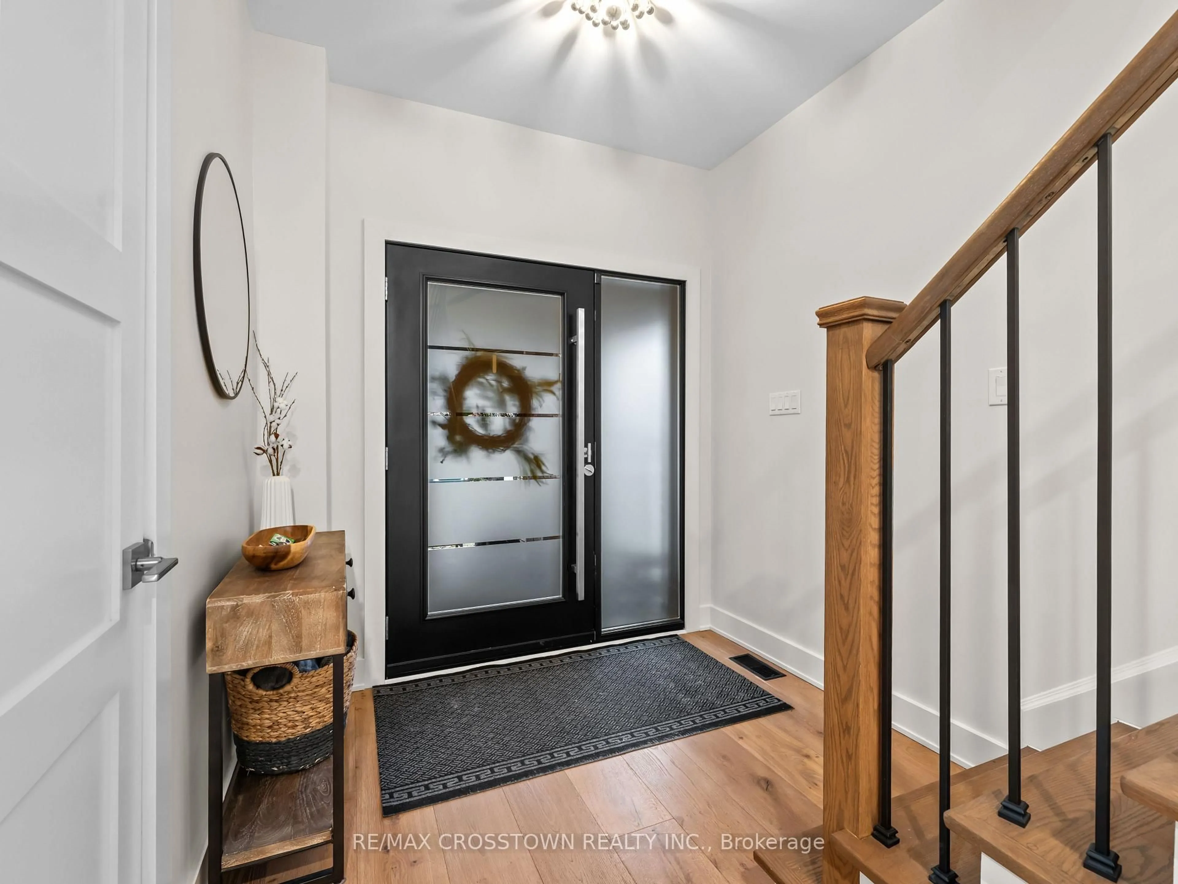 Indoor entryway for 109 Golden Gate Circ, Vaughan Ontario L4H 1N6