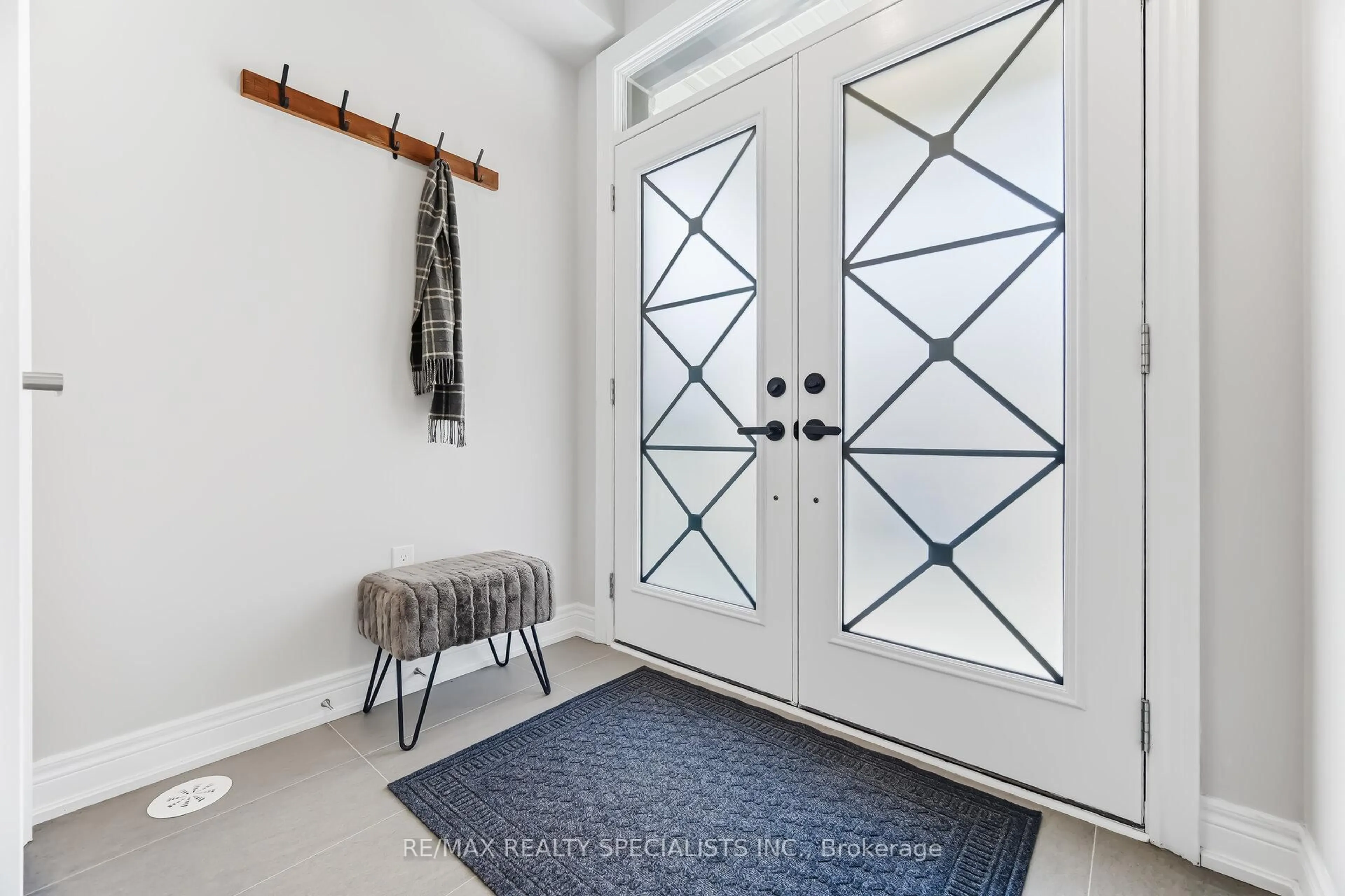 Indoor entryway for 57 Hiawatha Crt, Vaughan Ontario L4L 0J2