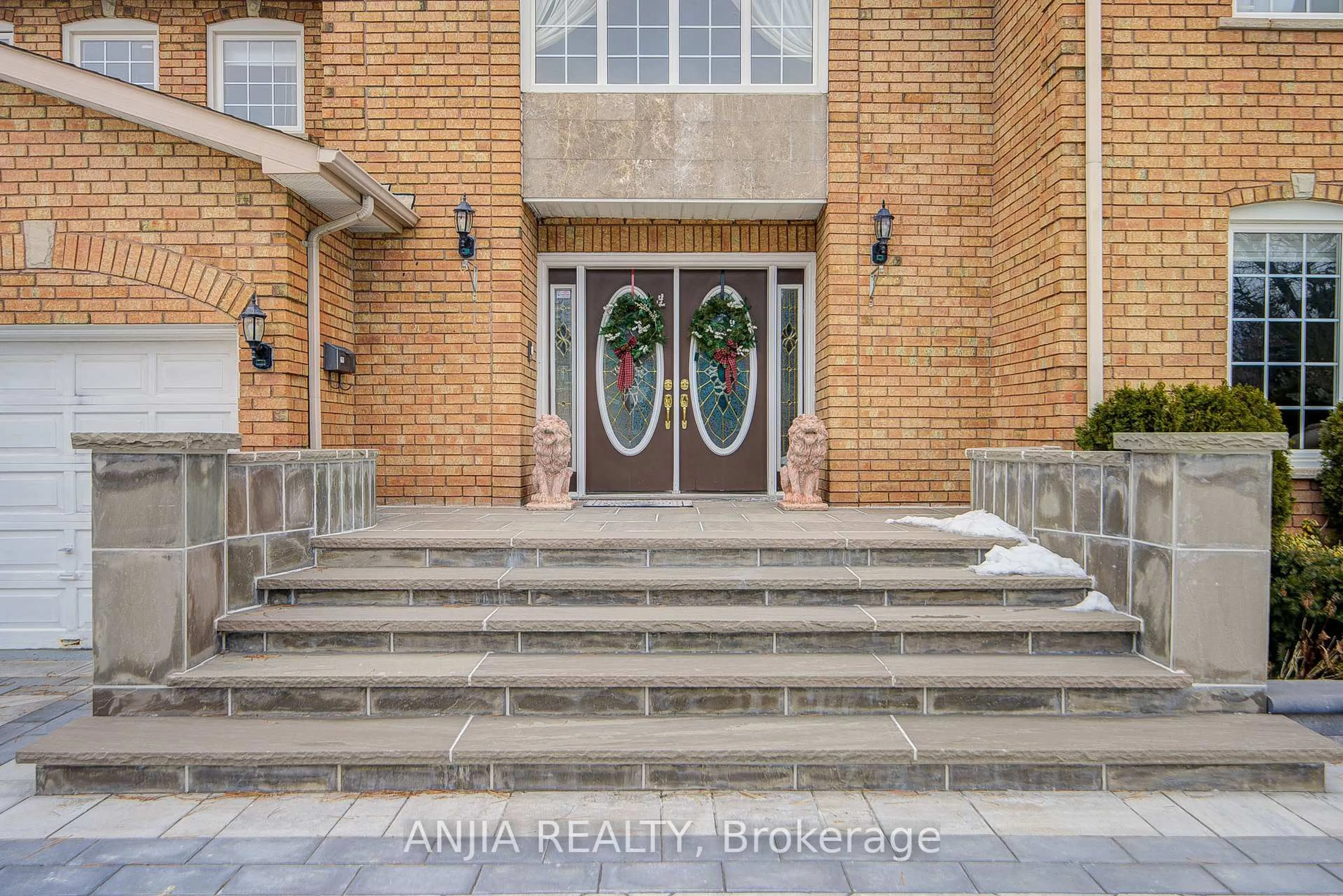 Indoor entryway for 145 Beckenridge Dr, Markham Ontario L3S 2T9