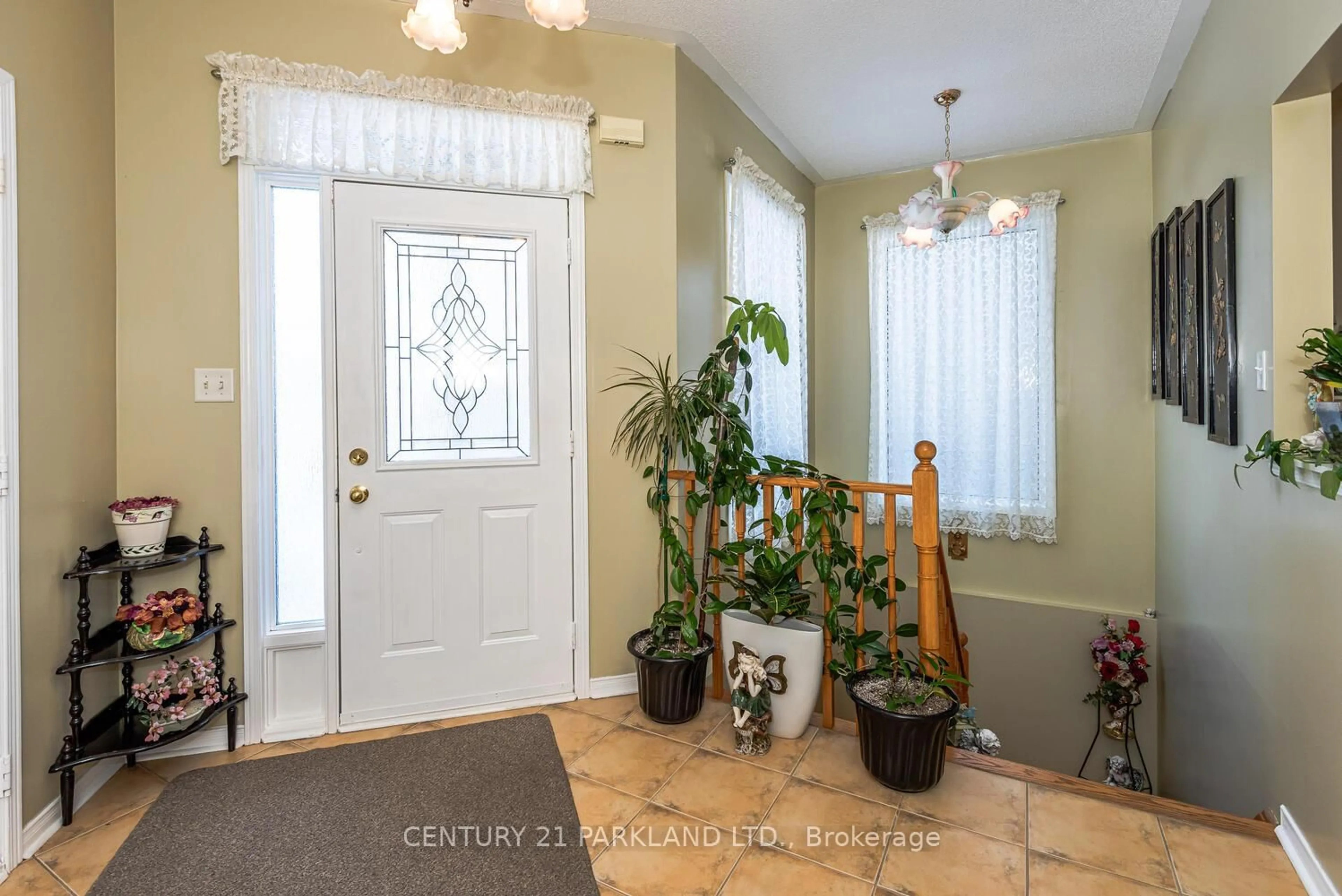 Indoor entryway for 85 Canoe Crt, Richmond Hill Ontario L4E 3Y2