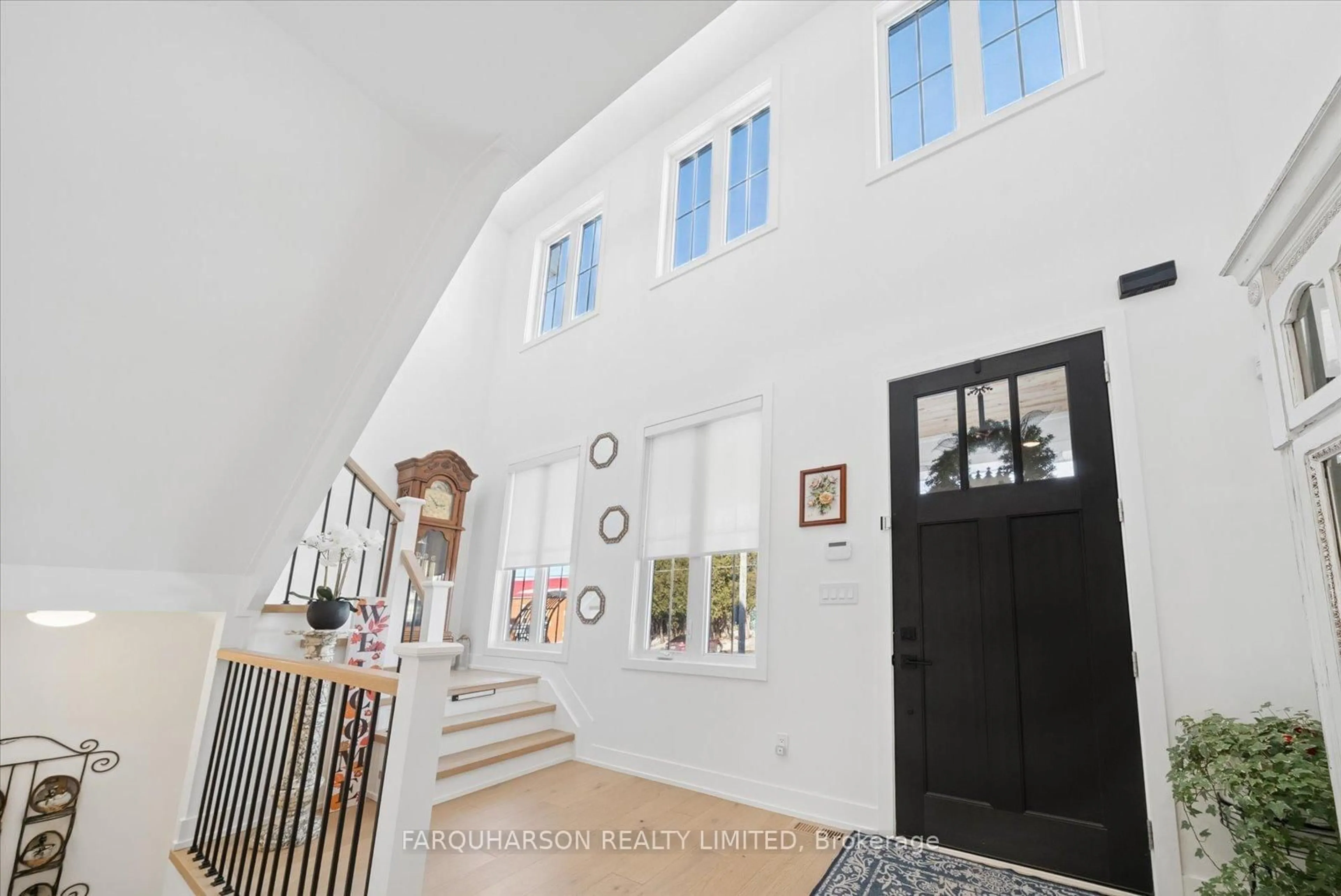 Indoor foyer for 18 Victoria Dr, Uxbridge Ontario L9P 1G8