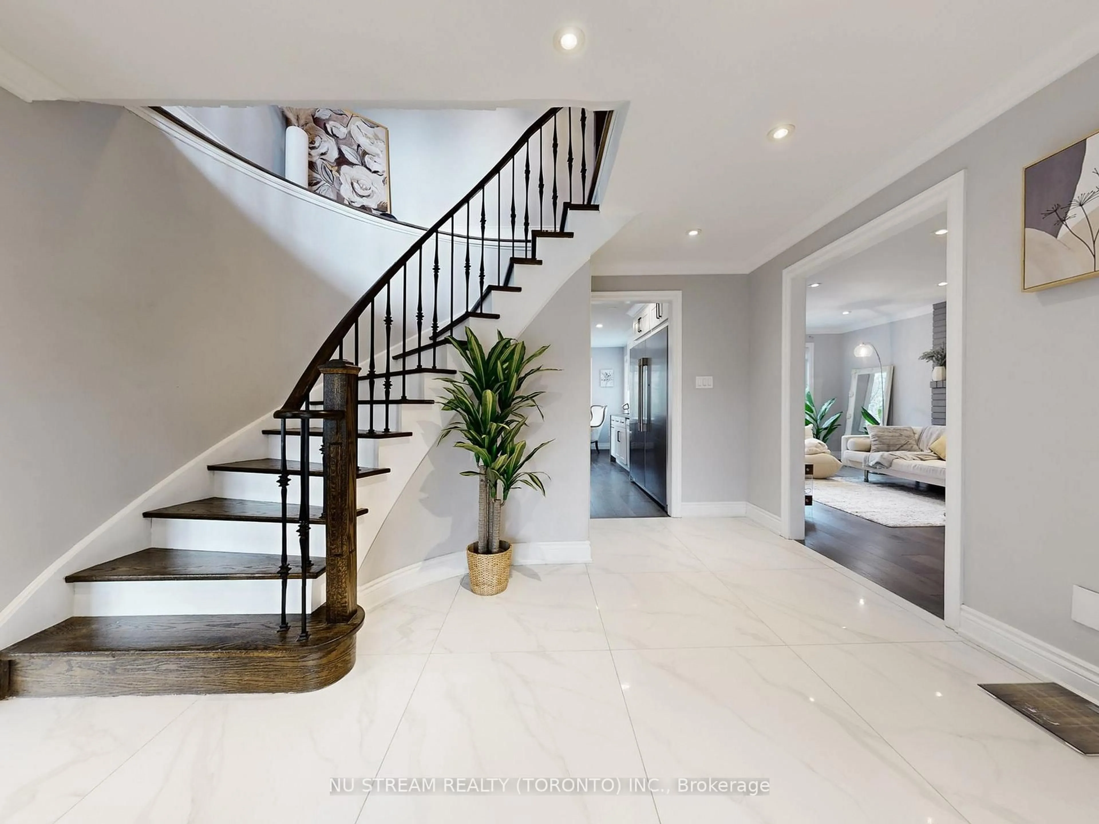 Indoor foyer for 64 Aspen Cres, Whitchurch-Stouffville Ontario L4A 5C7