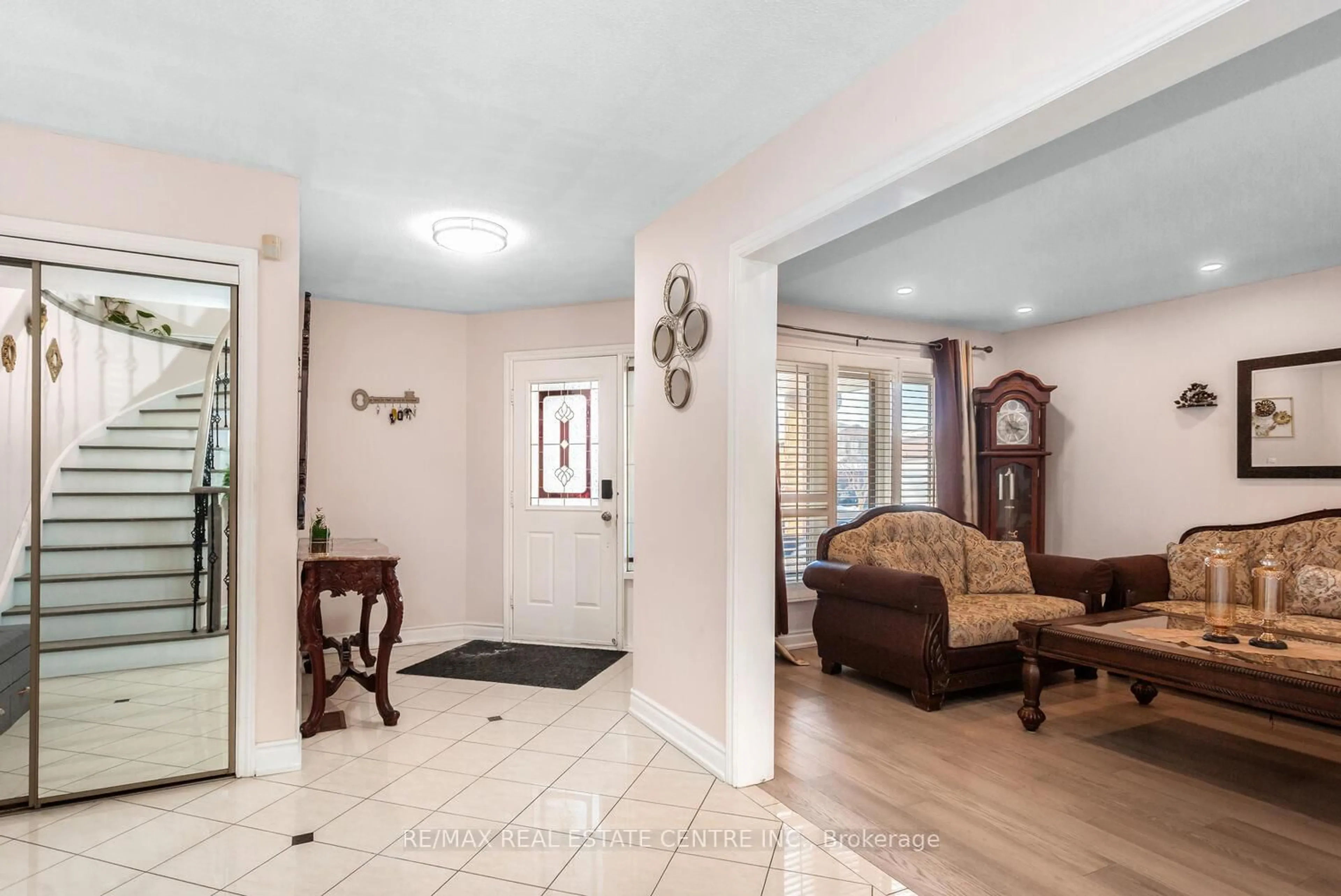 Indoor entryway for 41 Presidential St, Vaughan Ontario L4L 5H2