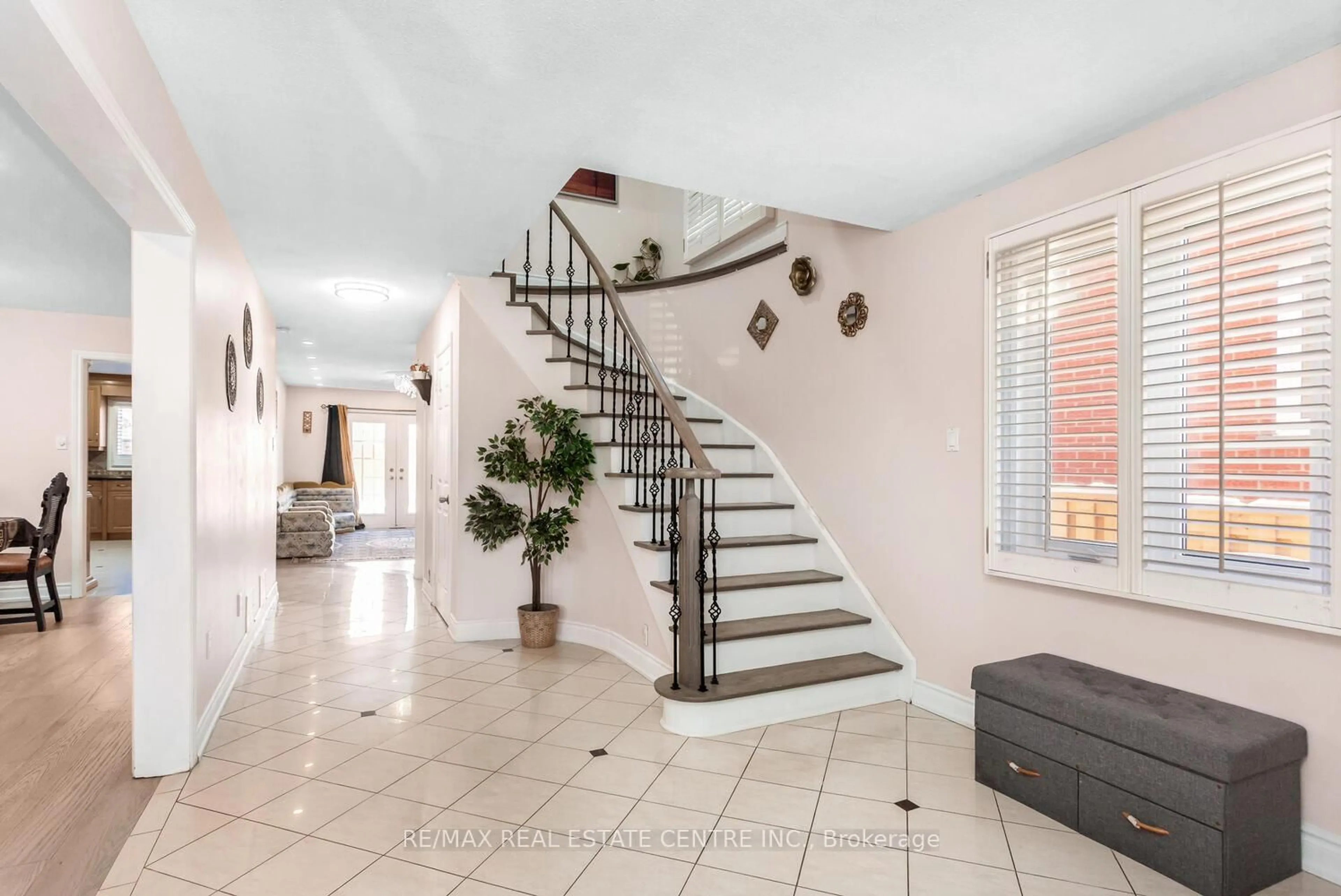 Indoor foyer for 41 Presidential St, Vaughan Ontario L4L 5H2