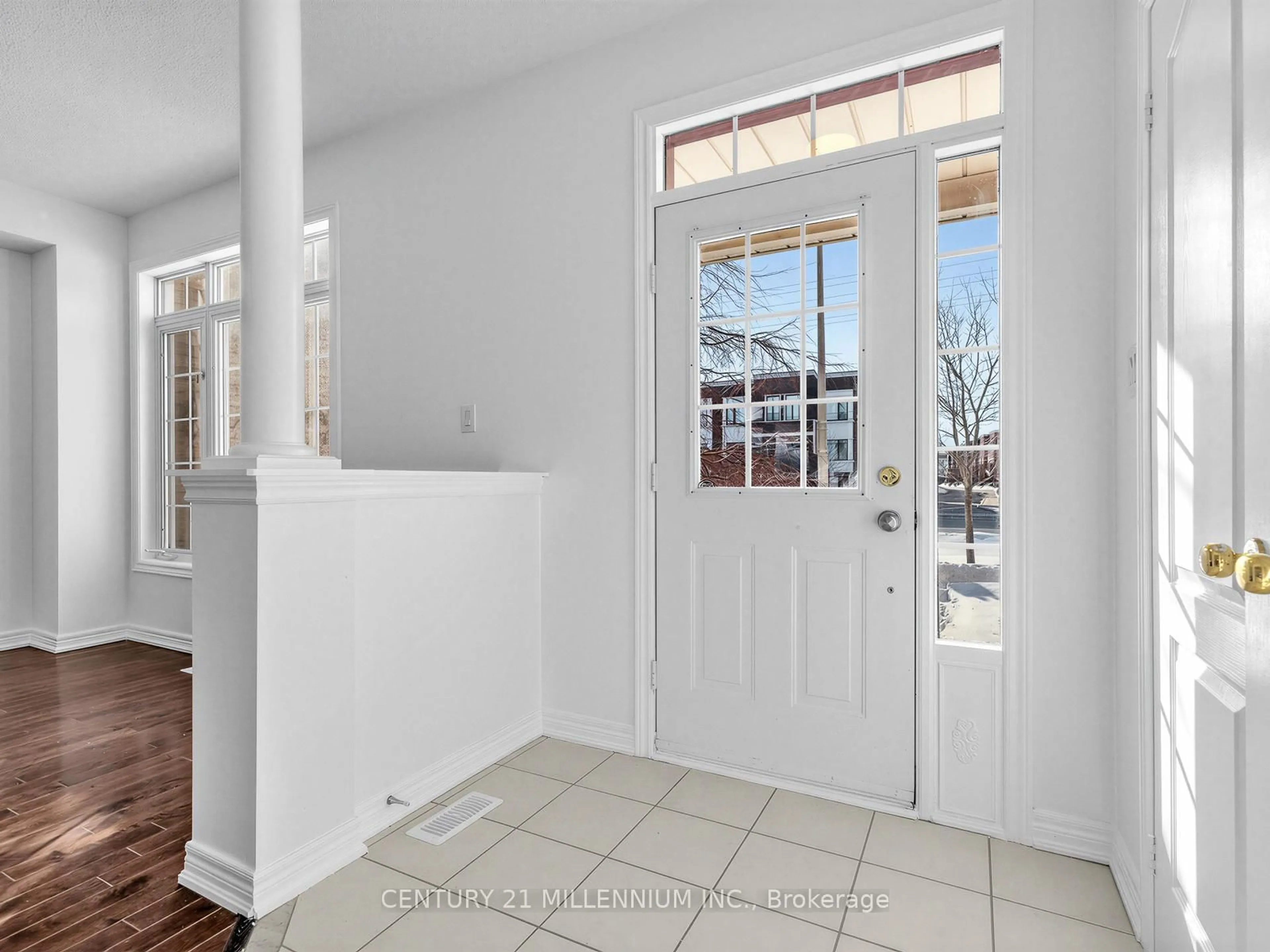 Indoor entryway for 10569 Bayview Ave, Richmond Hill Ontario L4C 0M8