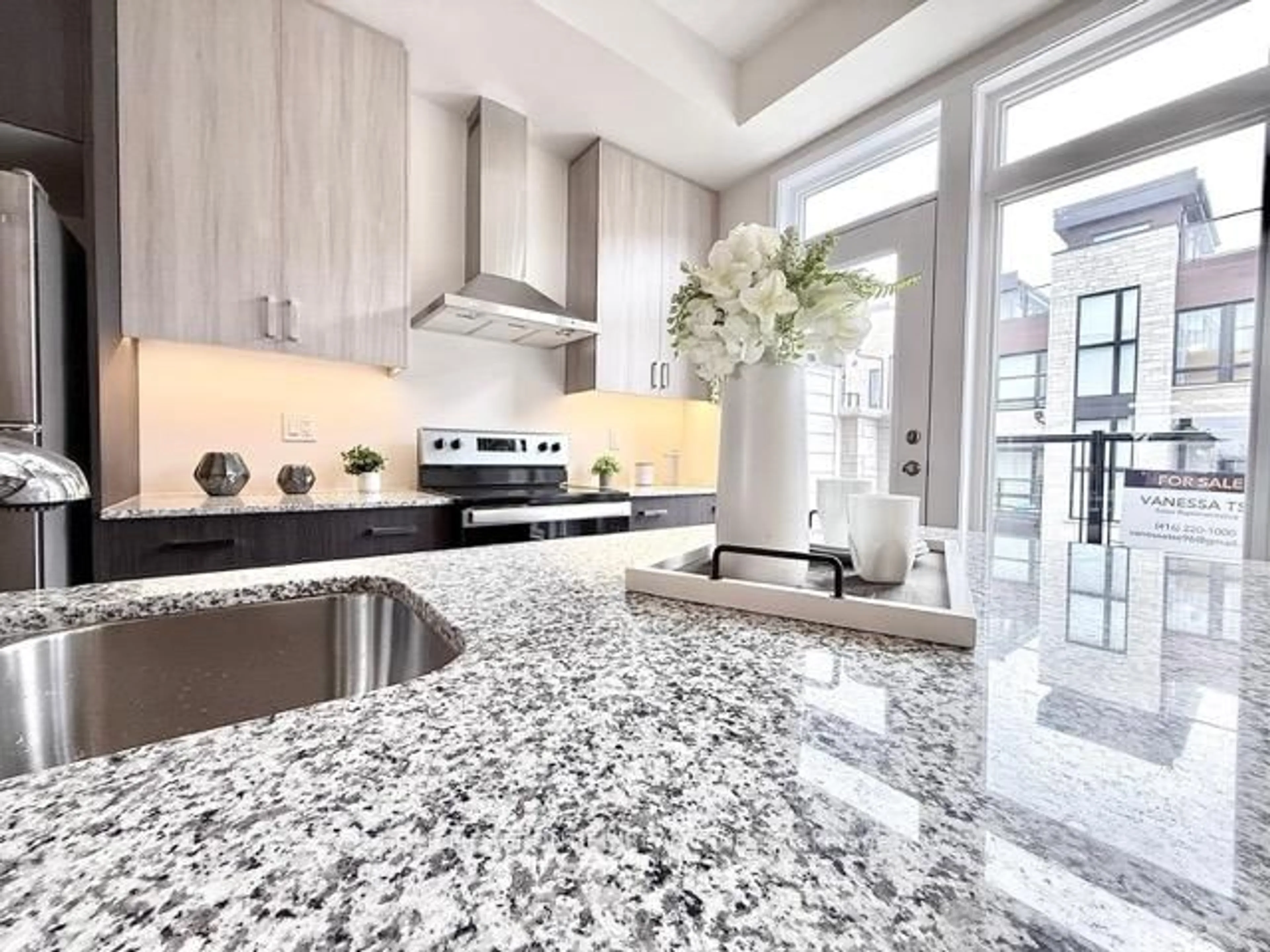 Contemporary kitchen, unknown for 39 Credit Lane, Richmond Hill Ontario L4E 1G9