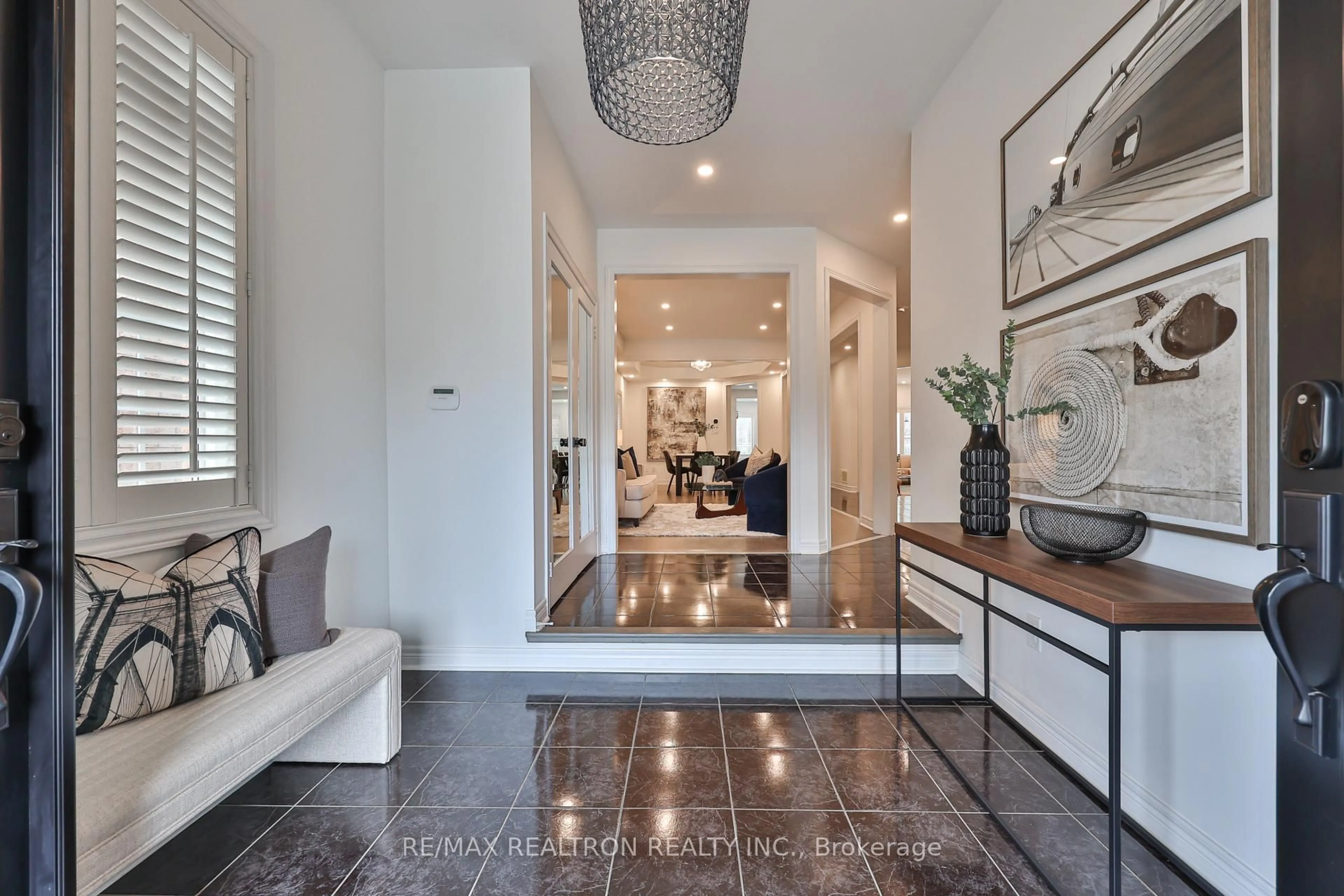 Indoor entryway for 33 Ravel Dr, Vaughan Ontario L4J 8Z2