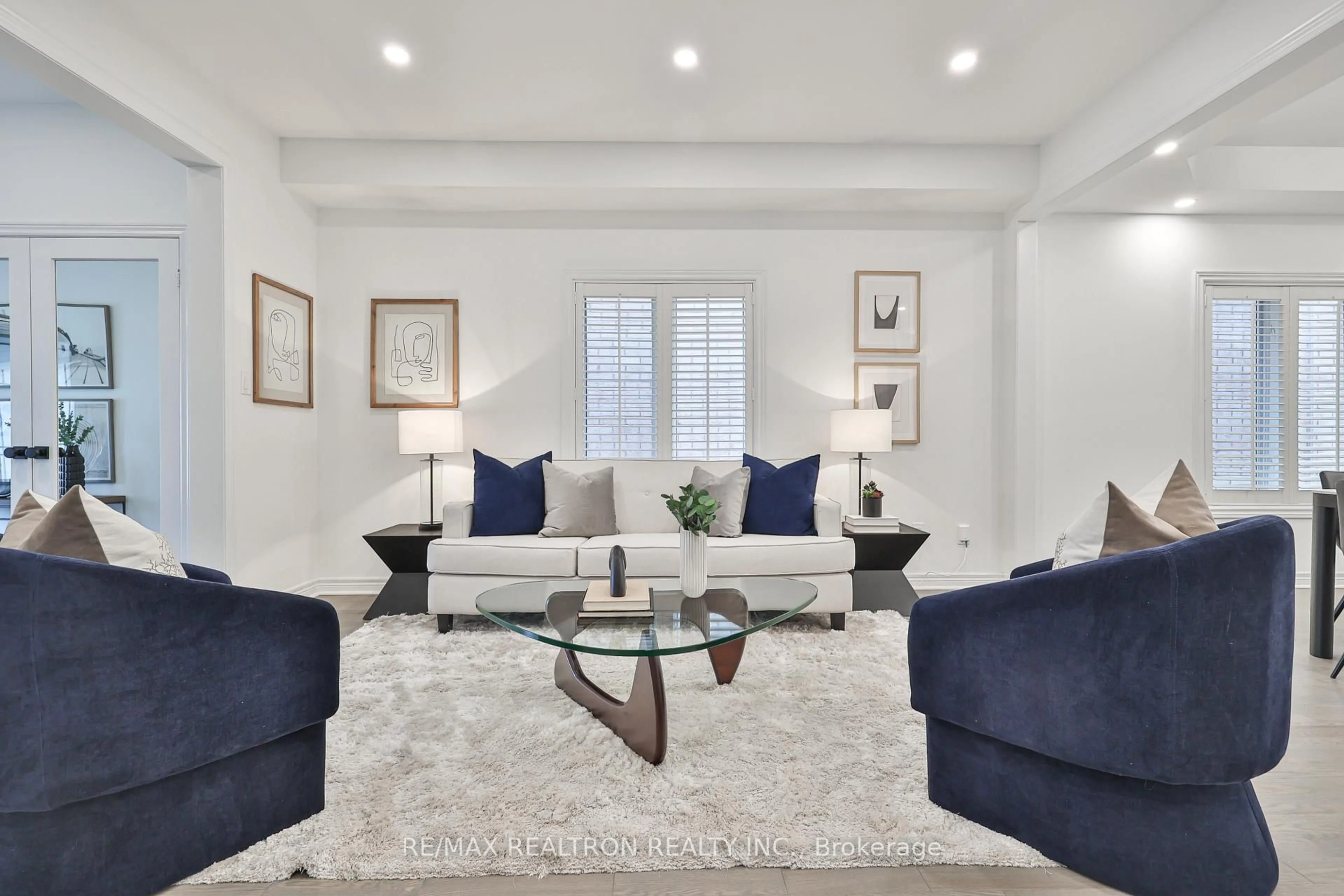 Living room with furniture, carpet floor for 33 Ravel Dr, Vaughan Ontario L4J 8Z2