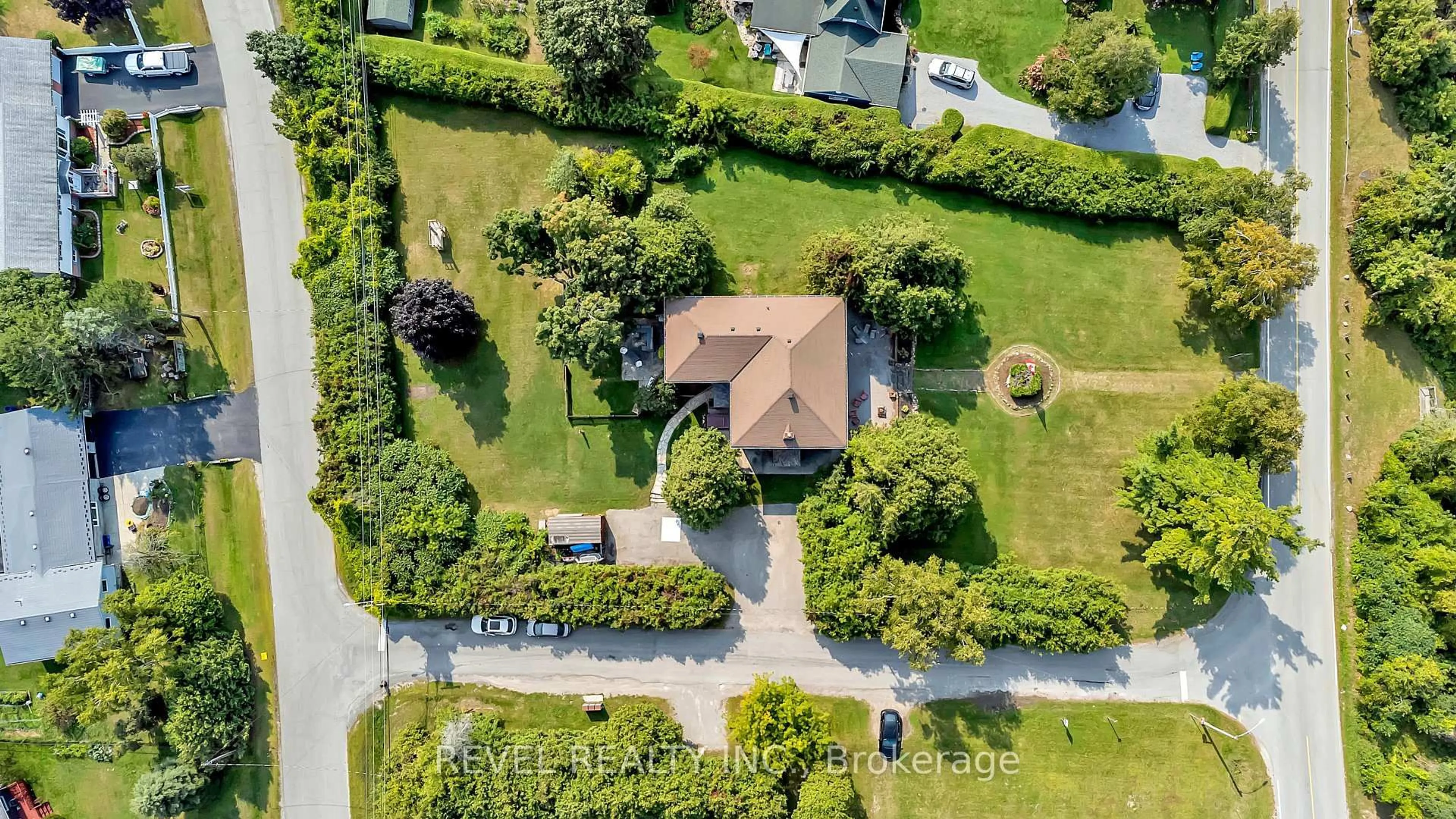 A pic from outside/outdoor area/front of a property/back of a property/a pic from drone, street for 351 Hedge Rd, Georgina Ontario L0E 1R0