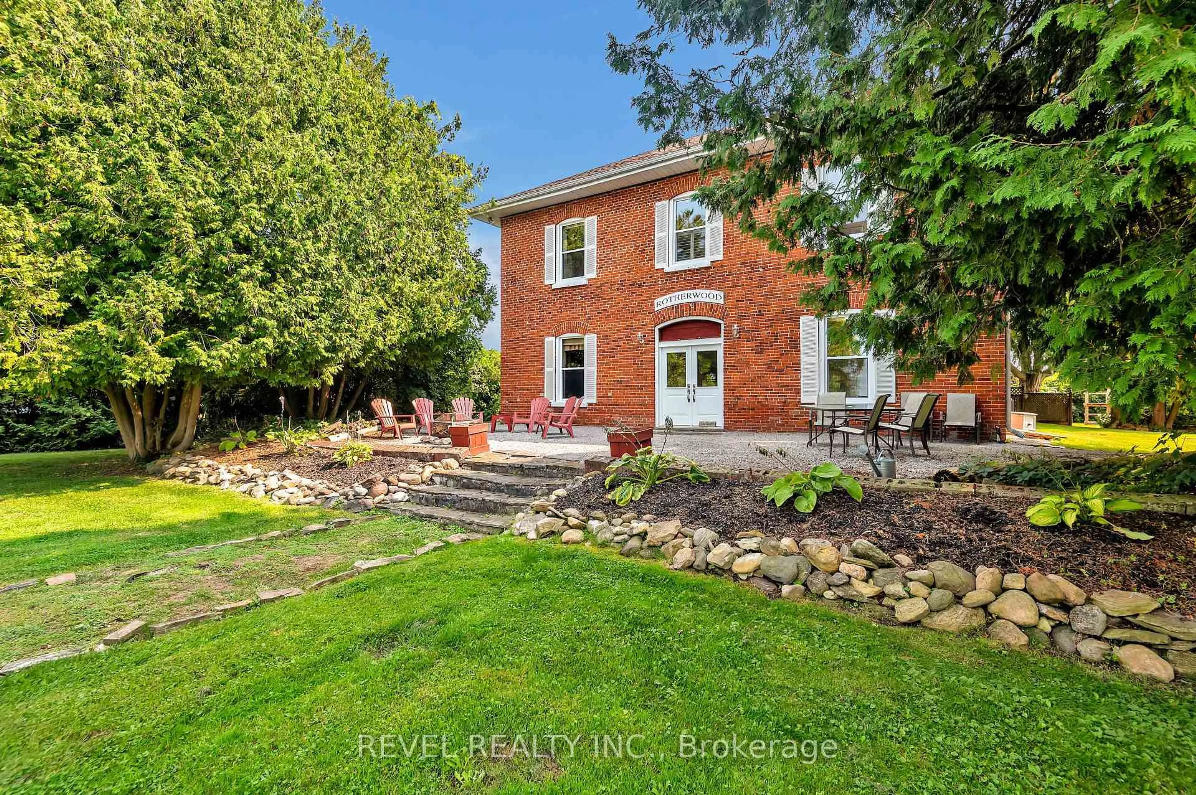 A pic from outside/outdoor area/front of a property/back of a property/a pic from drone, street for 351 Hedge Rd, Georgina Ontario L0E 1R0