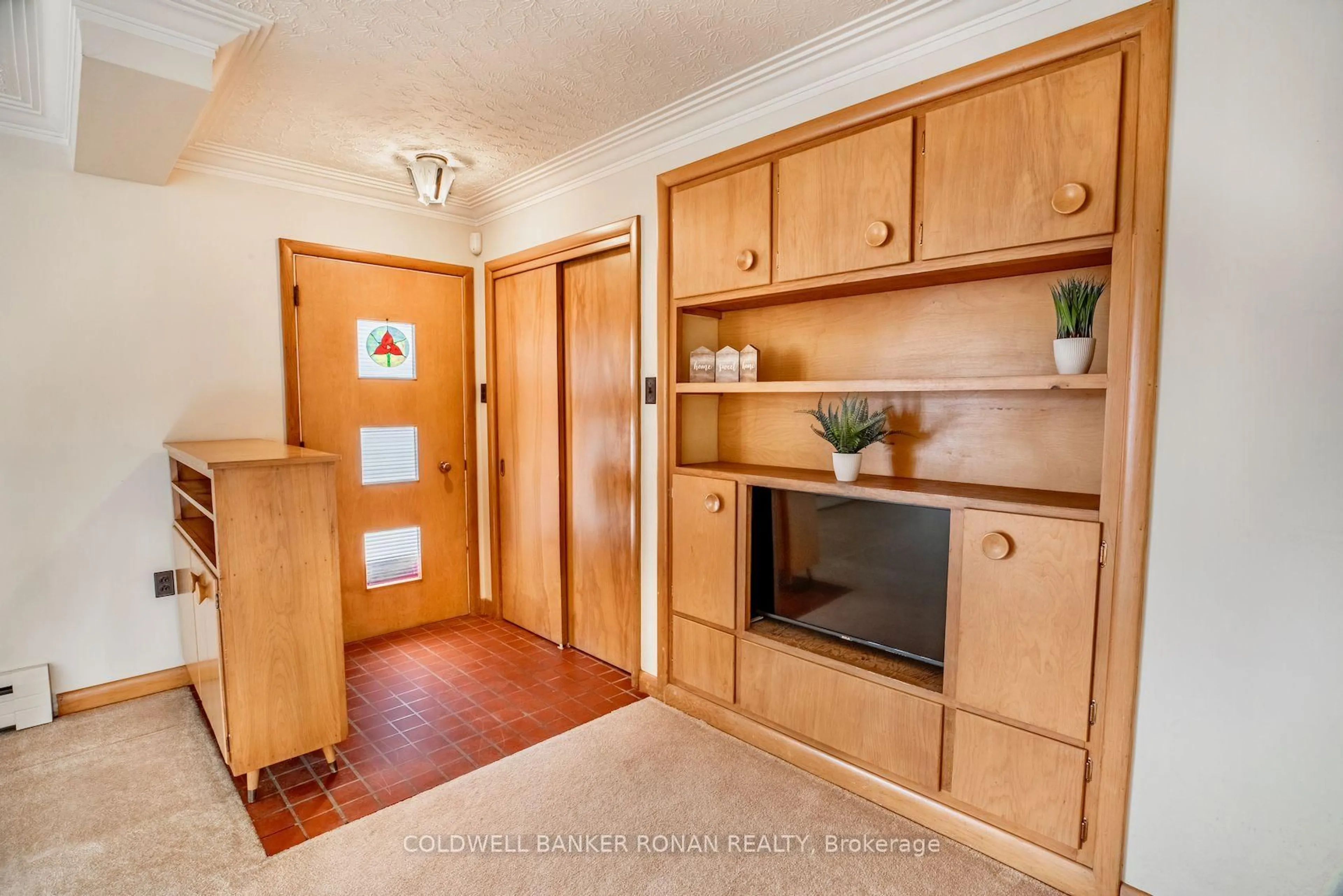 Indoor entryway for 215 Albert St, New Tecumseth Ontario L9R 1B6