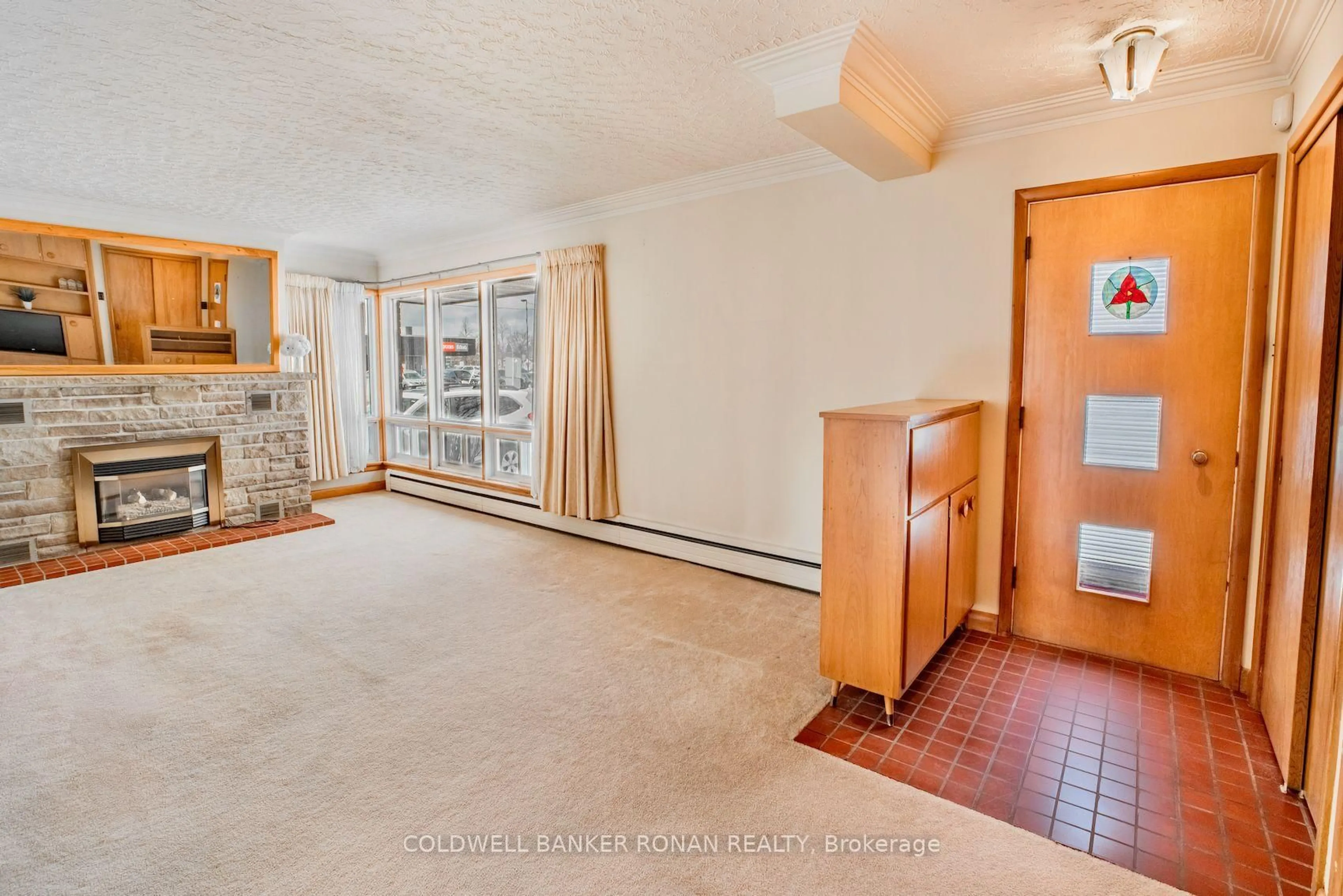 Indoor foyer for 215 Albert St, New Tecumseth Ontario L9R 1B6