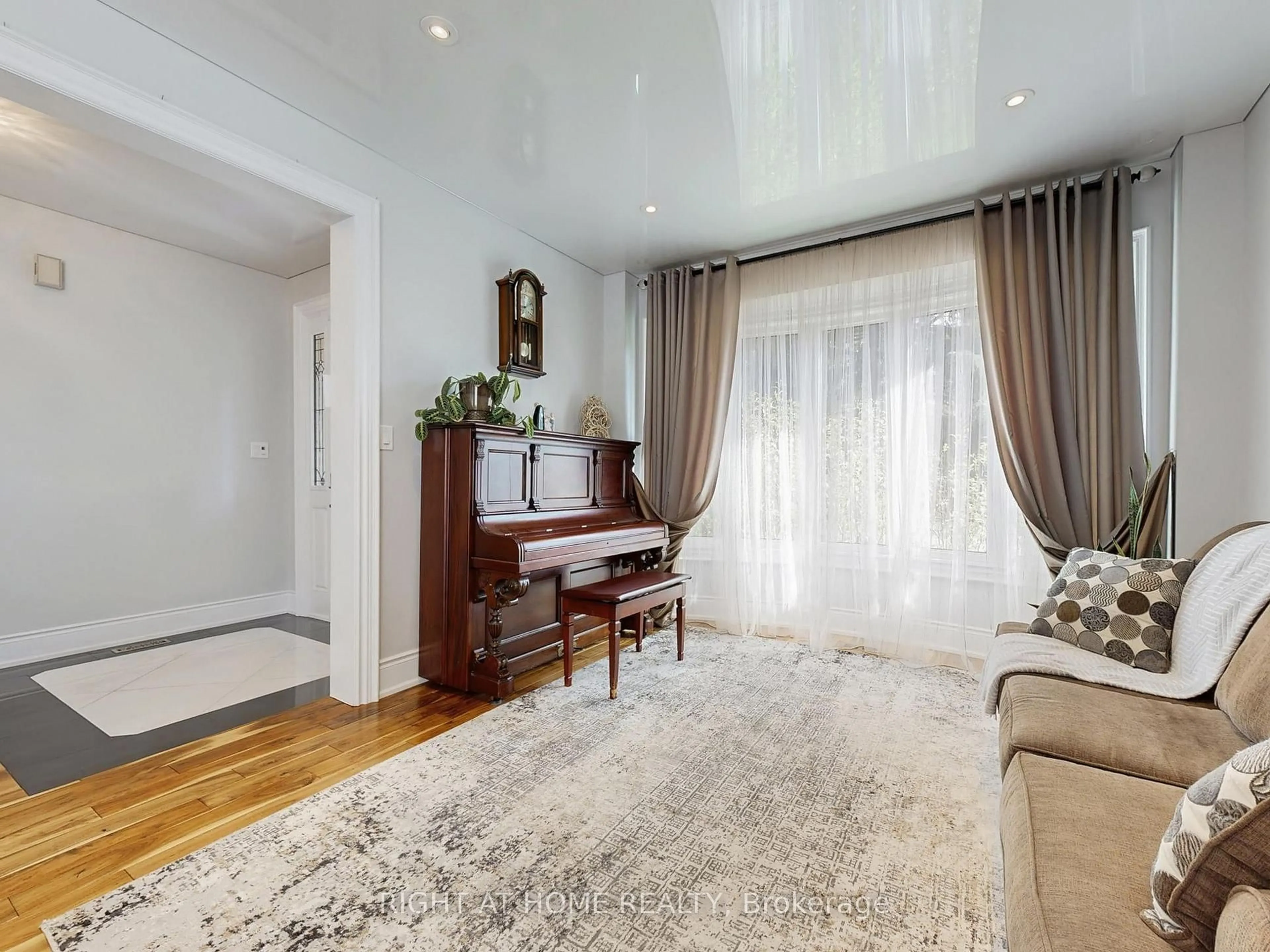 Living room with furniture, unknown for 963 Northern Prospect Cres, Newmarket Ontario L3X 1N8