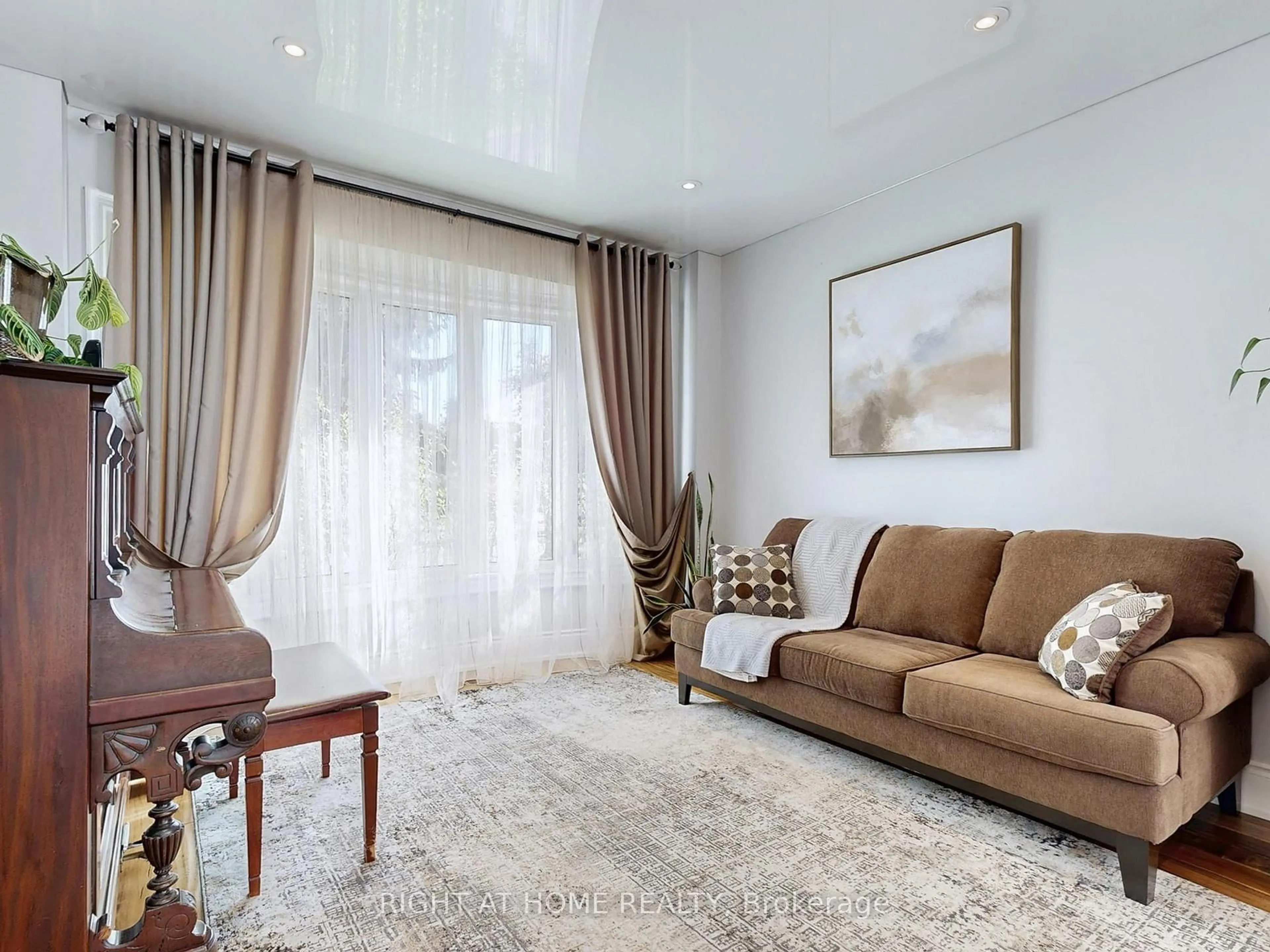 Living room with furniture, unknown for 963 Northern Prospect Cres, Newmarket Ontario L3X 1N8