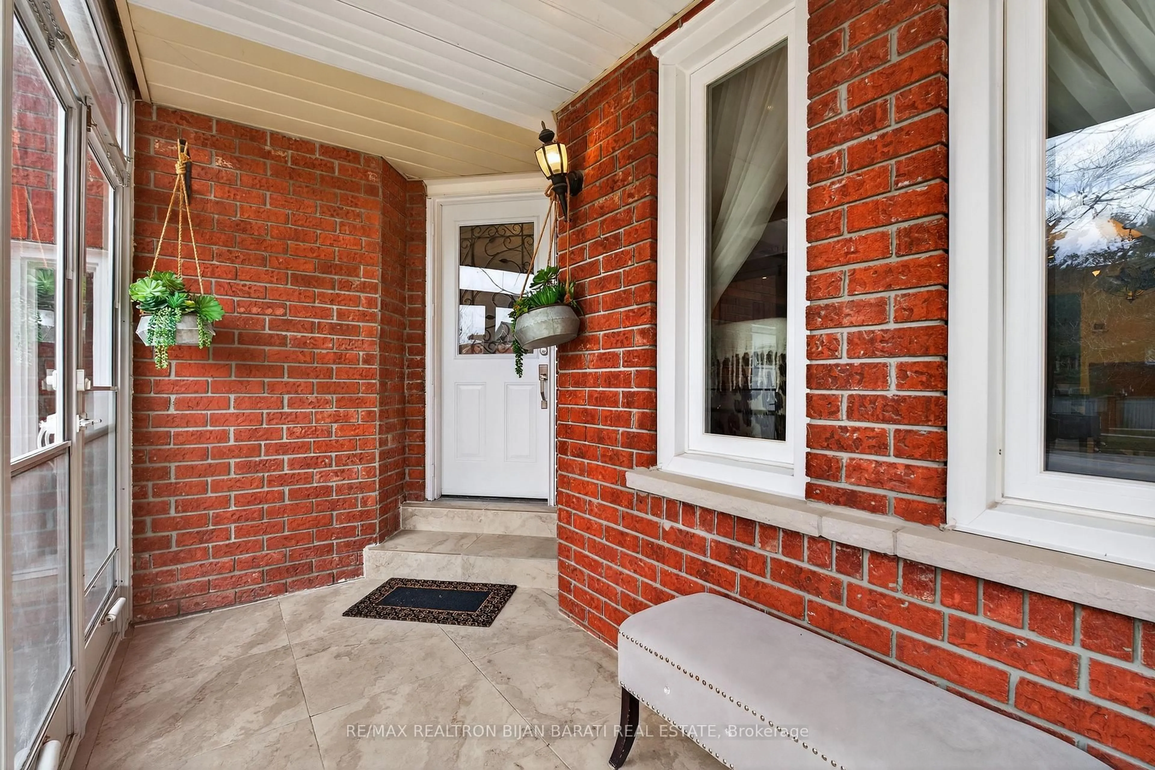 Indoor entryway for 92 Weldrick Rd, Richmond Hill Ontario L4C 8T7