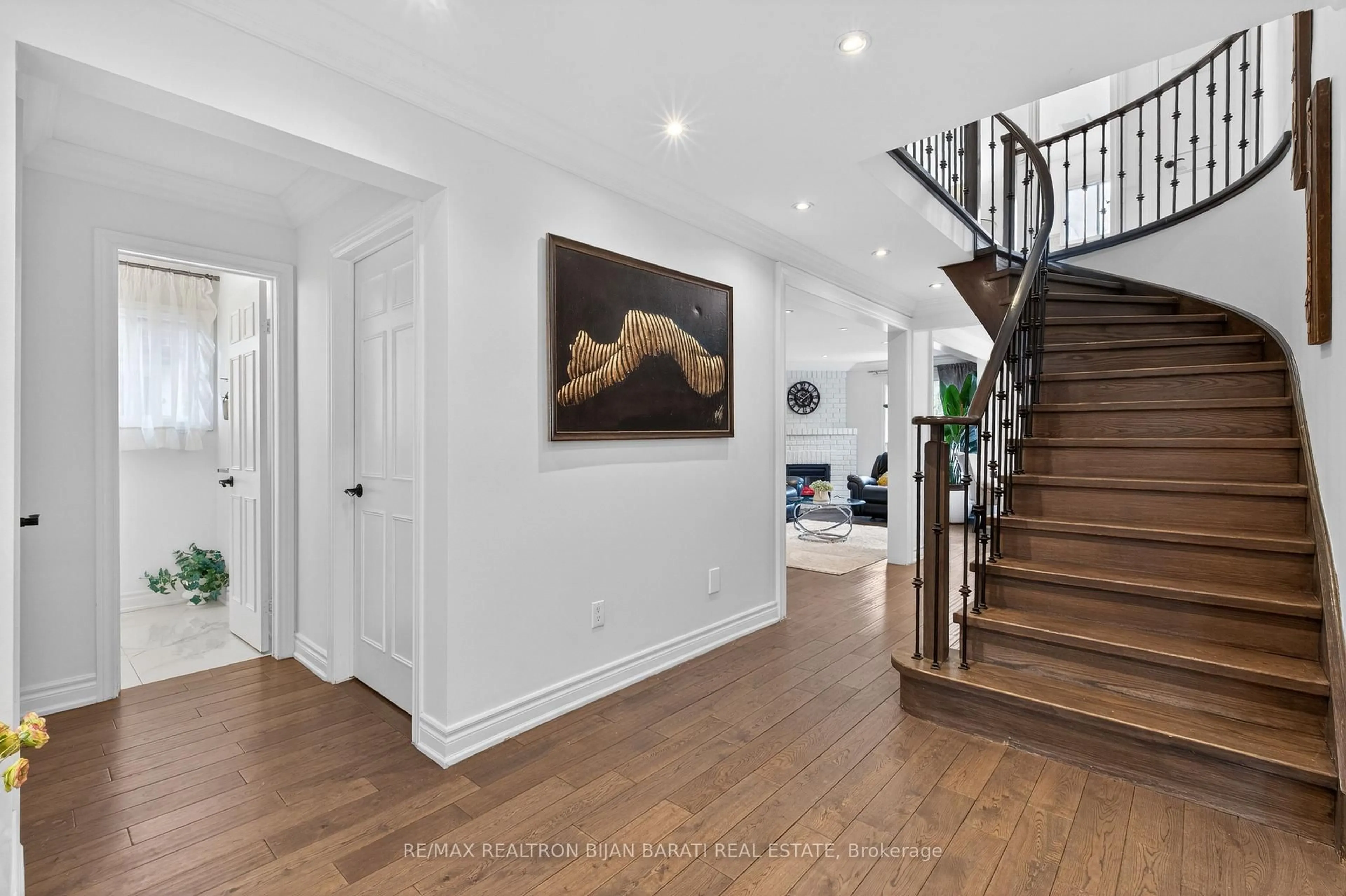 Indoor entryway for 92 Weldrick Rd, Richmond Hill Ontario L4C 8T7