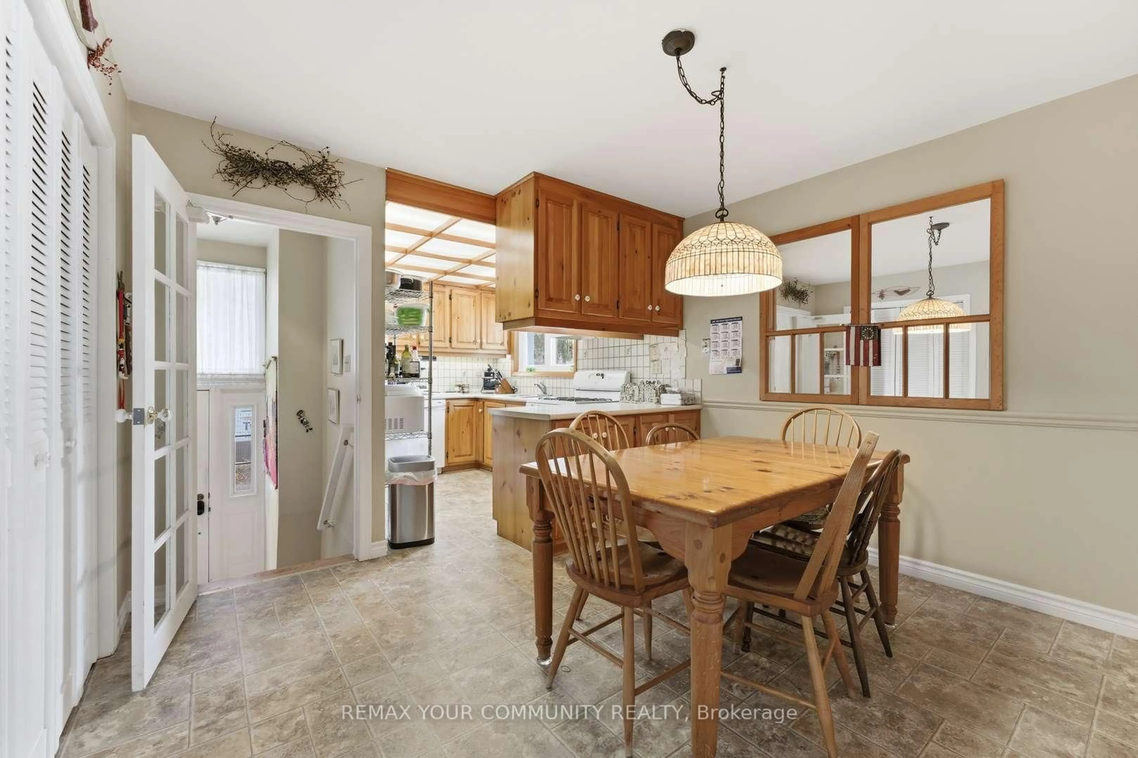 Open concept kitchen, ceramic/tile floor for 154 Hollingsworth Dr, King Ontario L7B 1G8