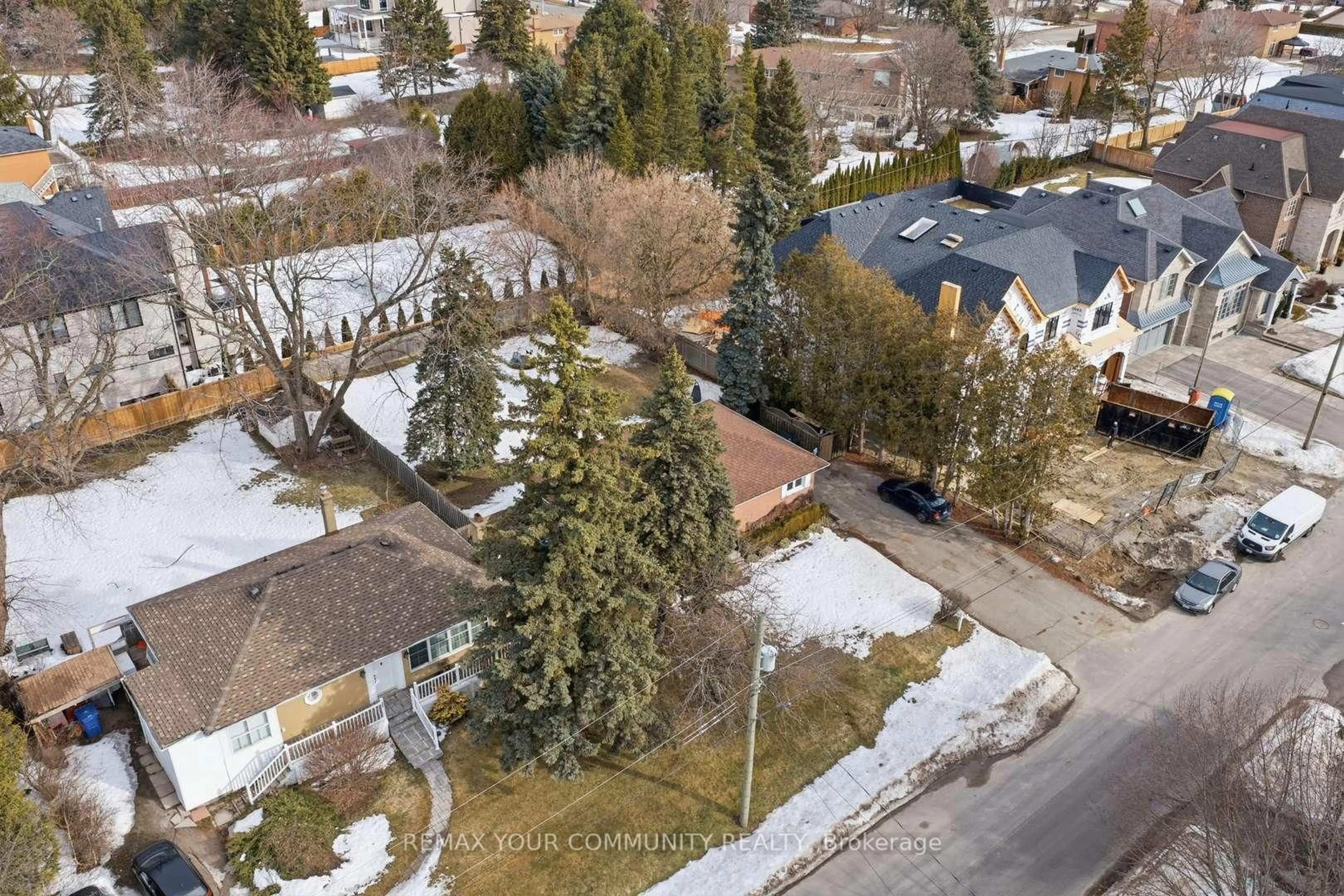 A pic from outside/outdoor area/front of a property/back of a property/a pic from drone, street for 154 Hollingsworth Dr, King Ontario L7B 1G8