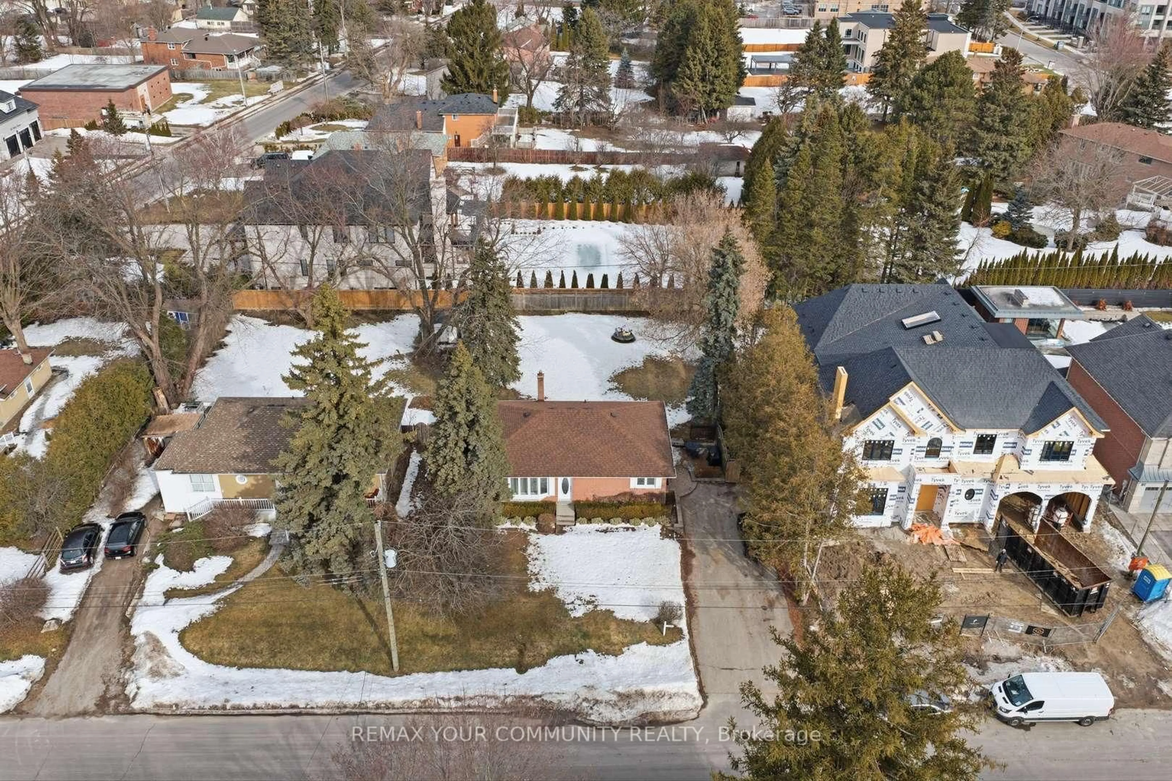 A pic from outside/outdoor area/front of a property/back of a property/a pic from drone, street for 154 Hollingsworth Dr, King Ontario L7B 1G8