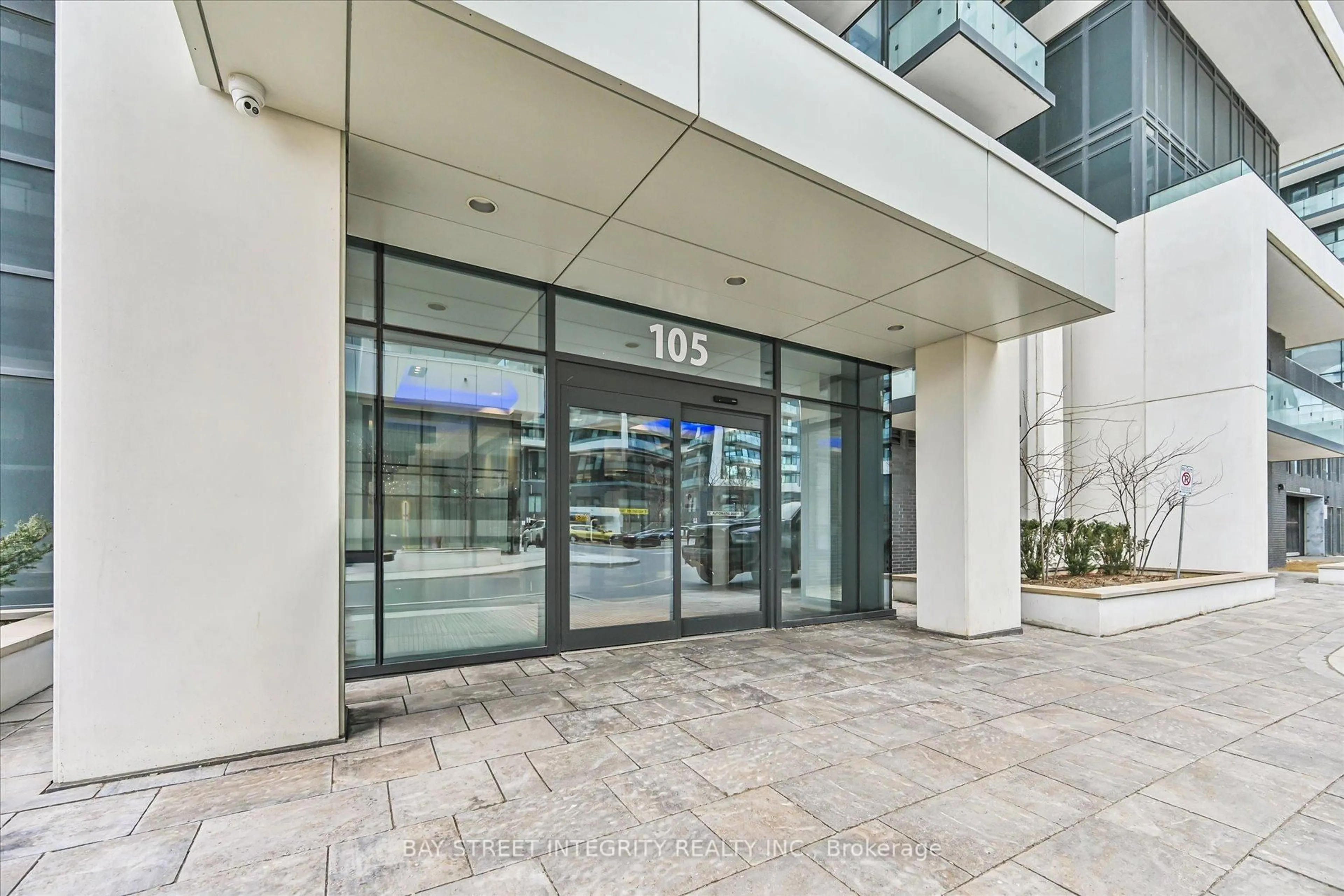 Indoor foyer for 105 Oneida Cres #LPH05, Richmond Hill Ontario L4B 0H6