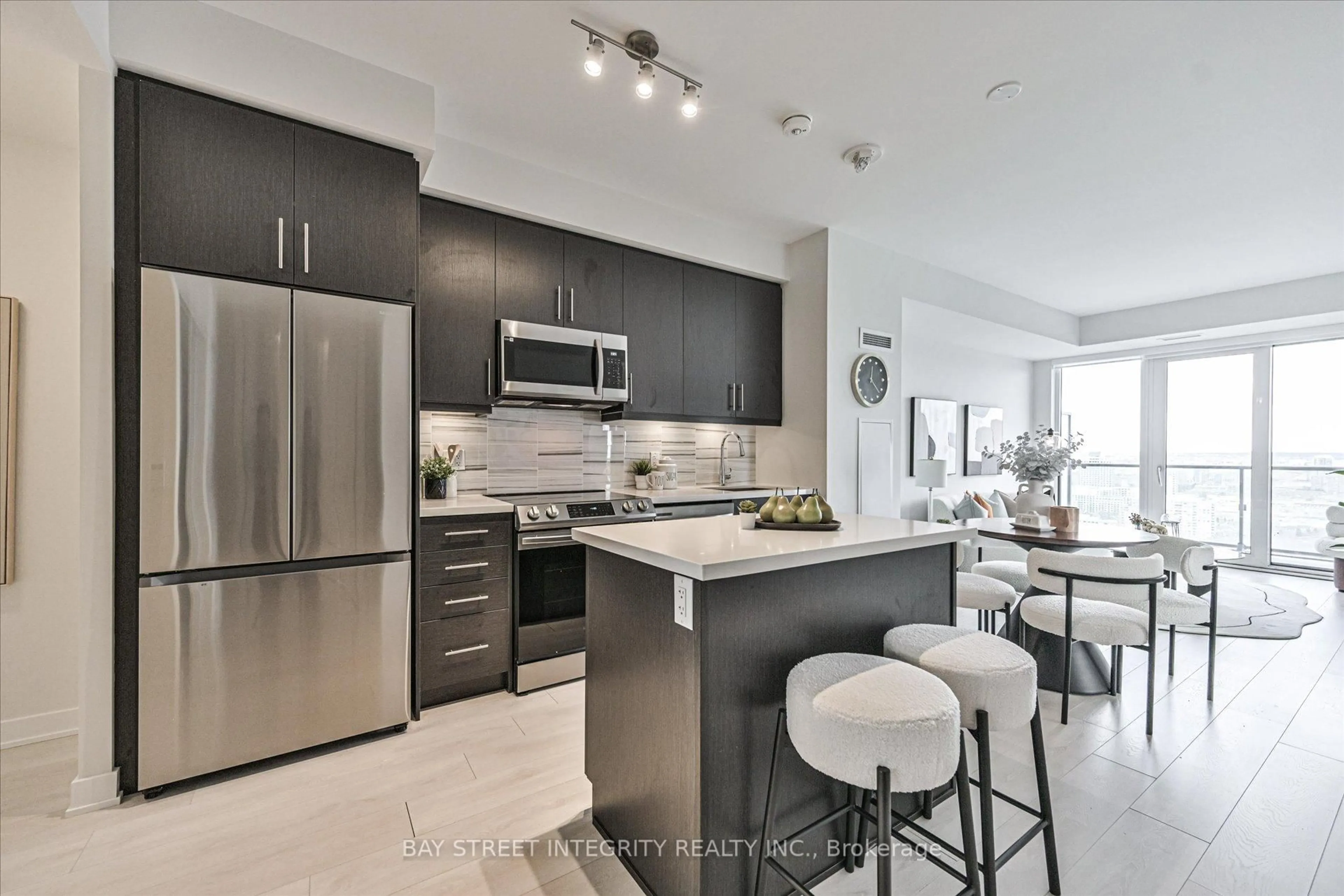 Open concept kitchen, unknown for 105 Oneida Cres #LPH05, Richmond Hill Ontario L4B 0H6