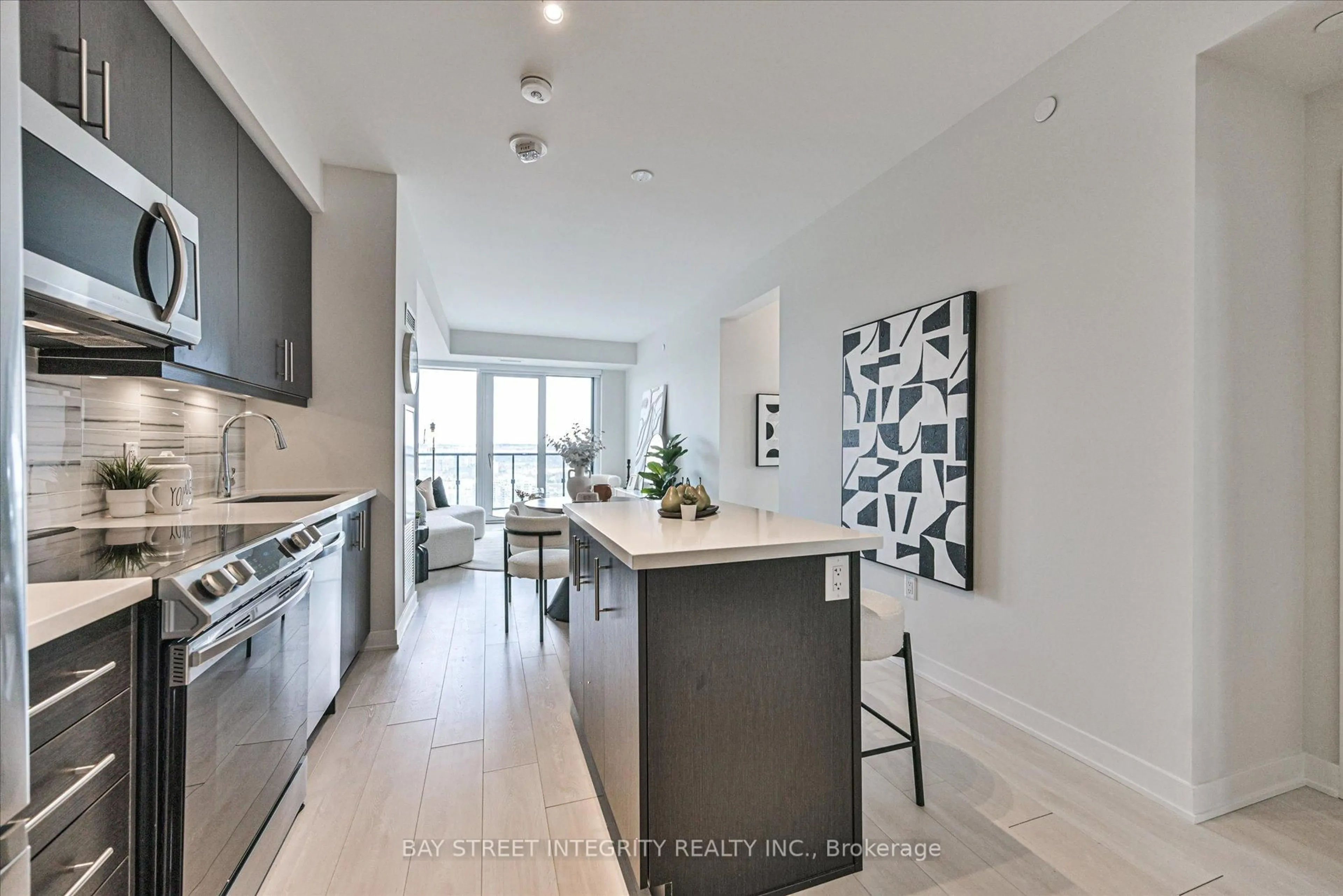 Contemporary kitchen, unknown for 105 Oneida Cres #LPH05, Richmond Hill Ontario L4B 0H6