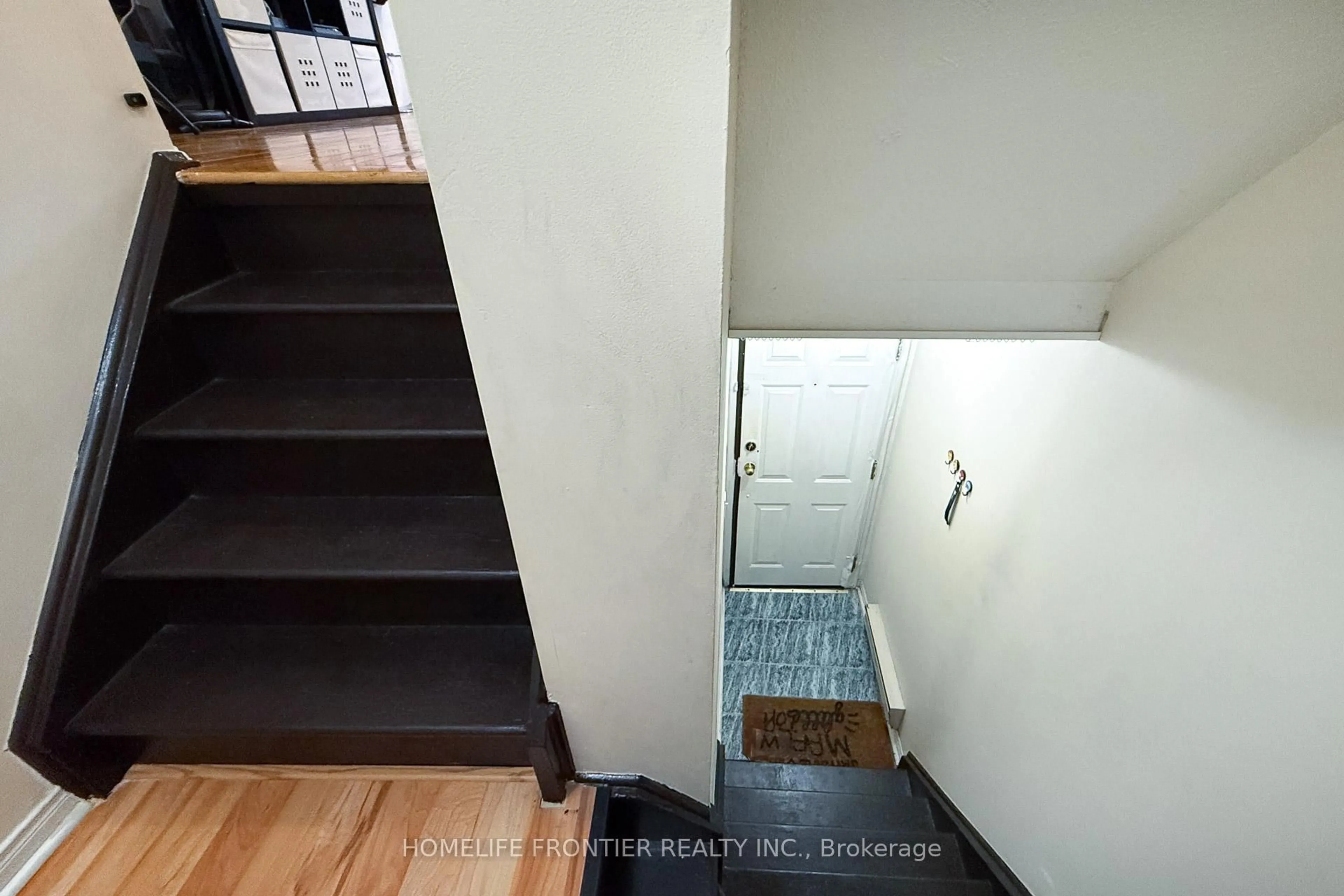 Stairs for 75 Weldrick Rd #814, Richmond Hill Ontario L4C 0H9