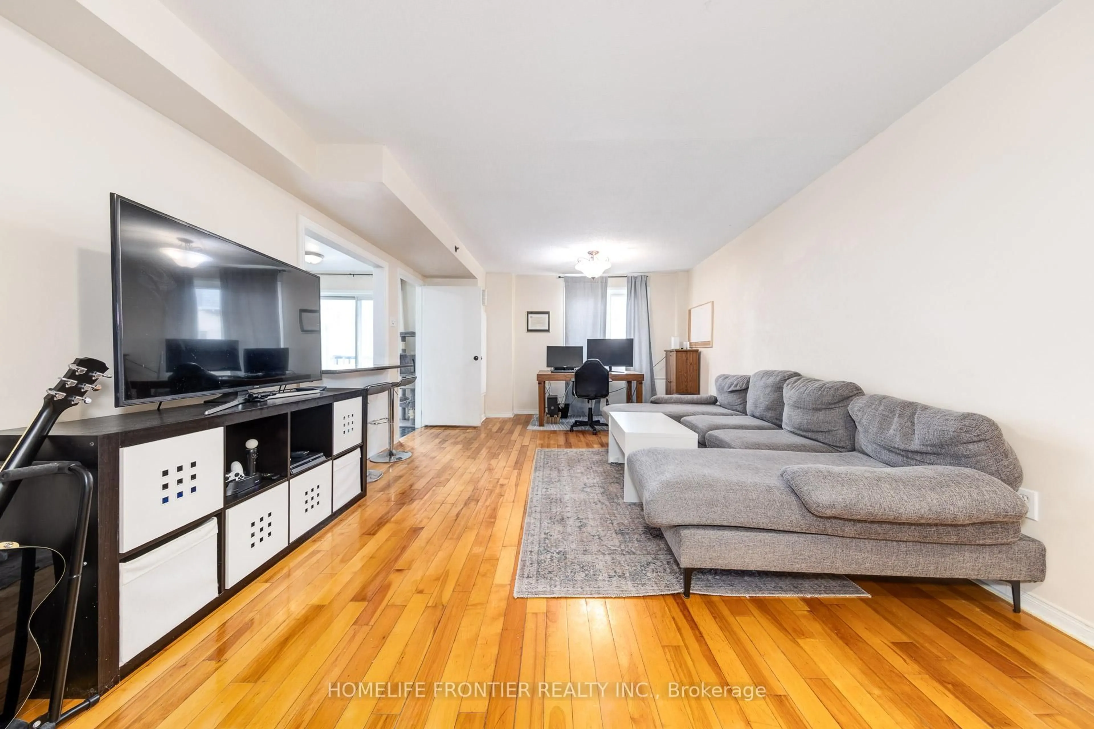 Living room with furniture, unknown for 75 Weldrick Rd #814, Richmond Hill Ontario L4C 0H9