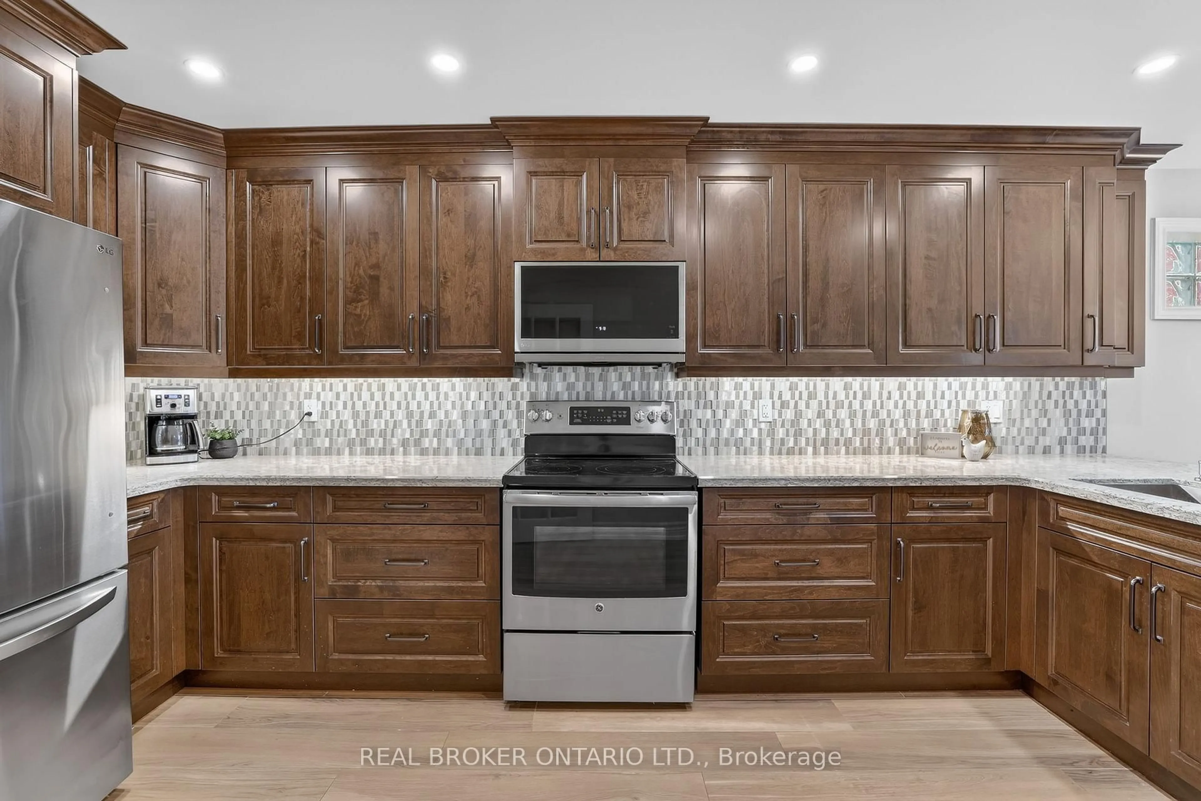 Unknown for 142 Widdifield Ave, Newmarket Ontario L3X 1Z3