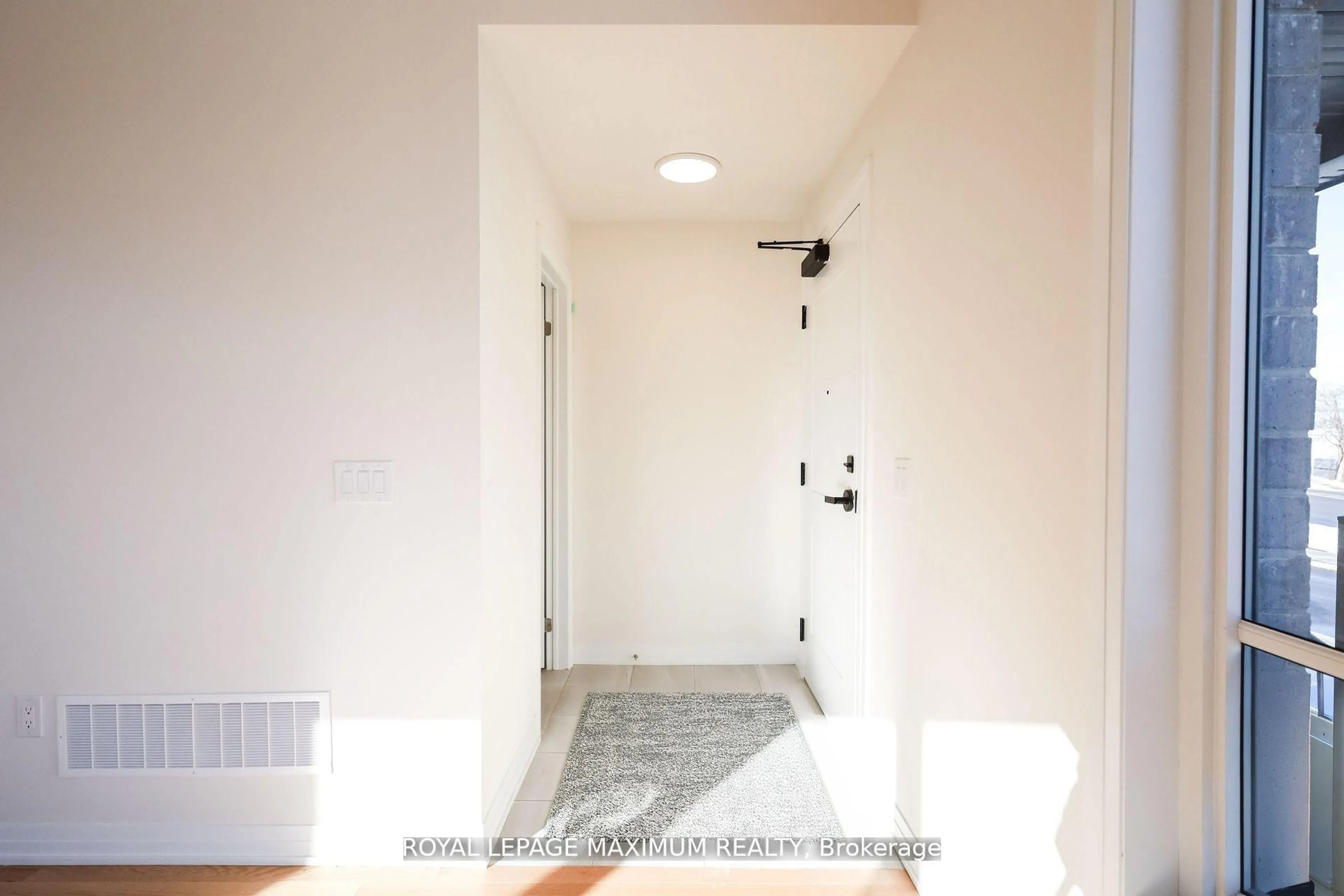 Indoor entryway for 11 Baynes Way #1, Bradford West Gwillimbury Ontario L3Z 4M1