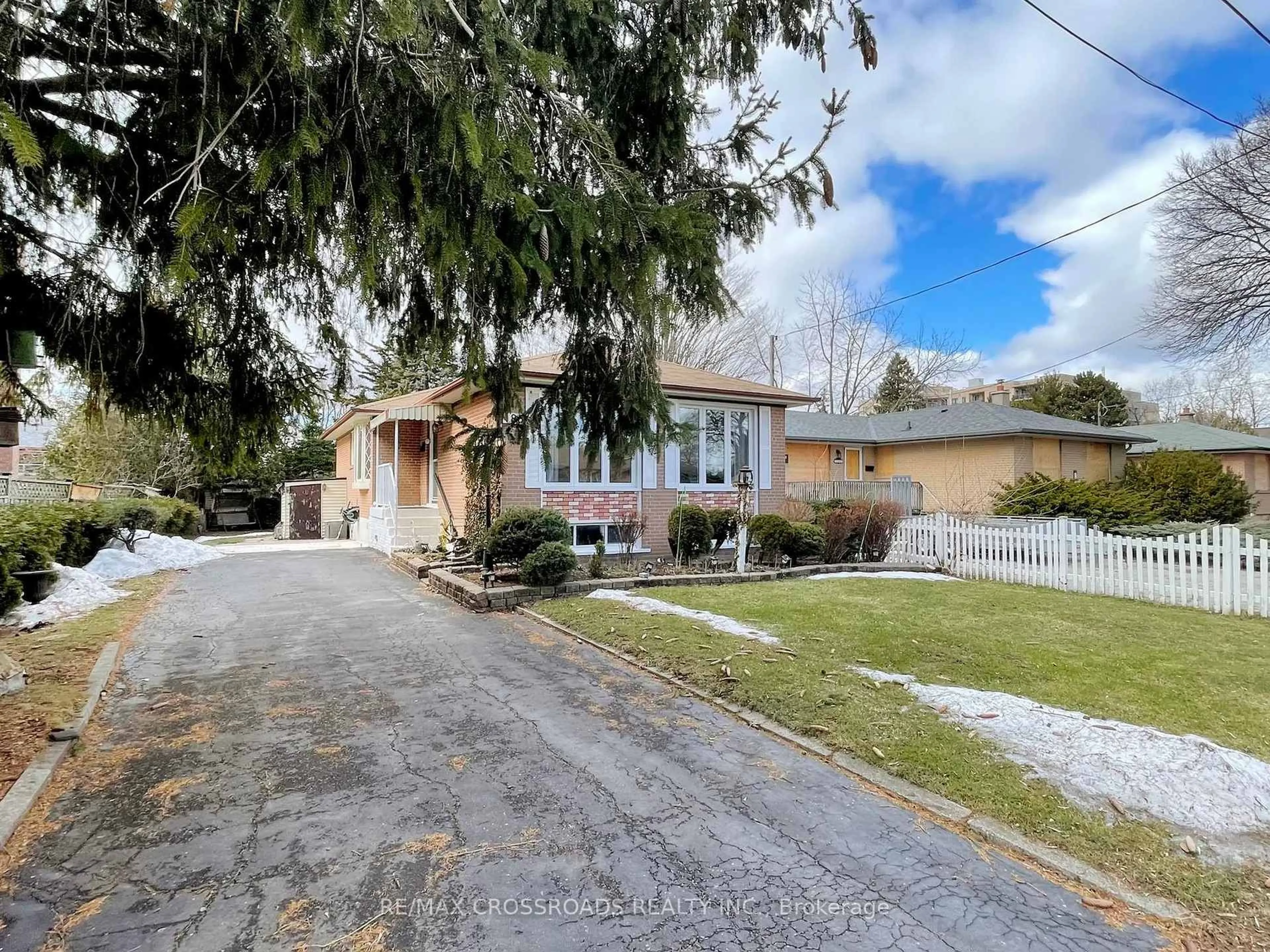 A pic from outside/outdoor area/front of a property/back of a property/a pic from drone, street for 186 Norfolk Ave, Richmond Hill Ontario L4C 2C8