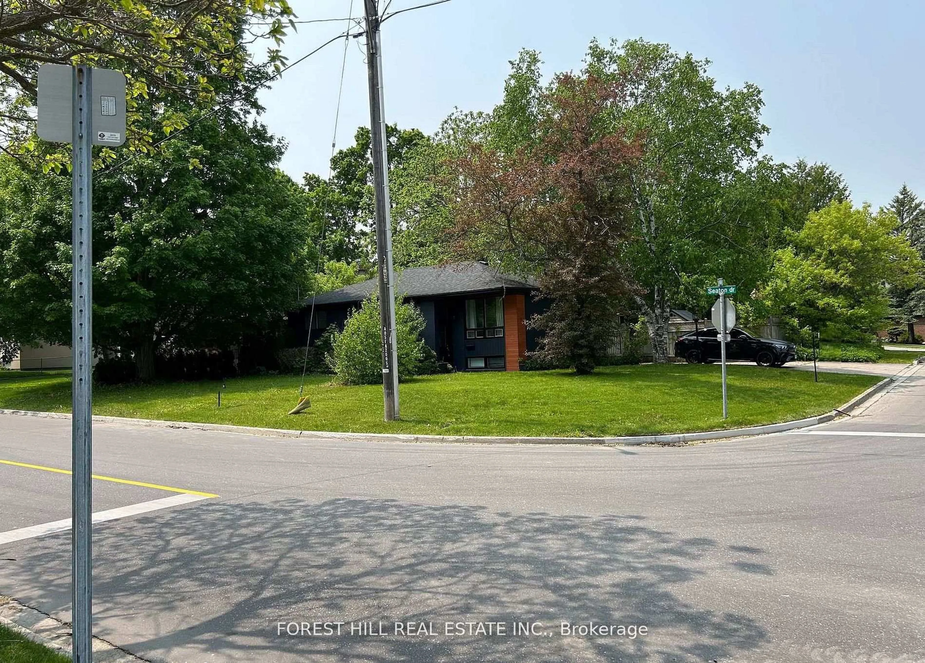 A pic from outside/outdoor area/front of a property/back of a property/a pic from drone, street for 1 Willis Dr, Aurora Ontario L4G 2J8