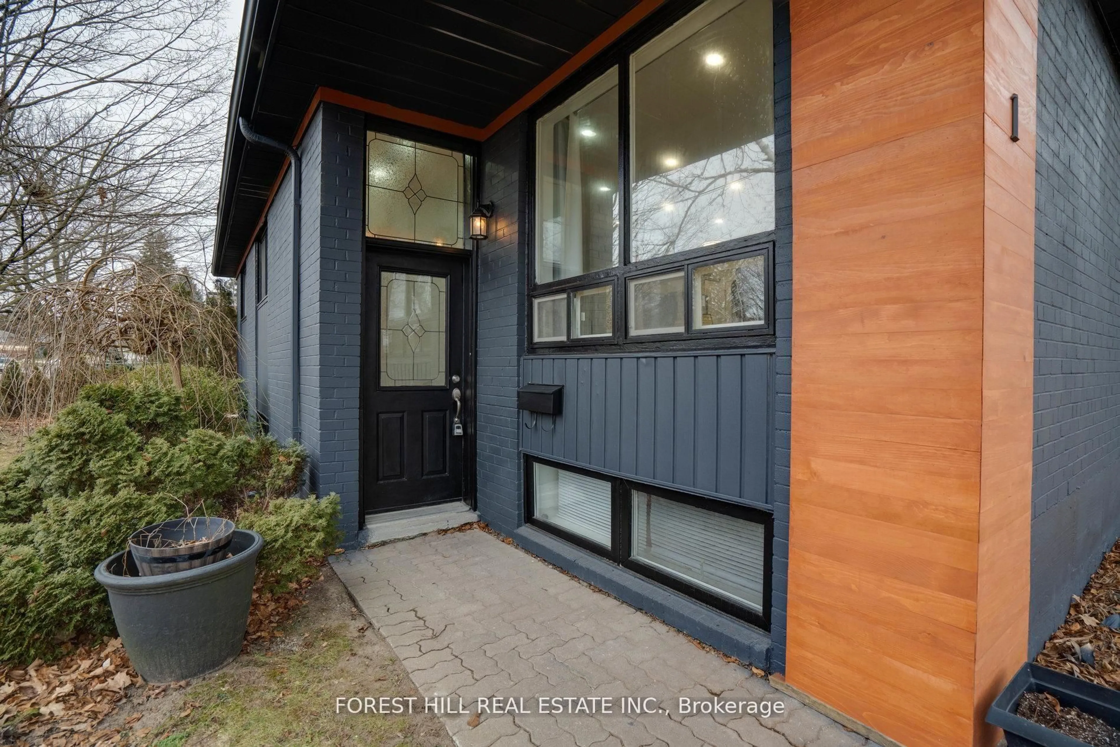 Indoor entryway for 1 Willis Dr, Aurora Ontario L4G 2J8