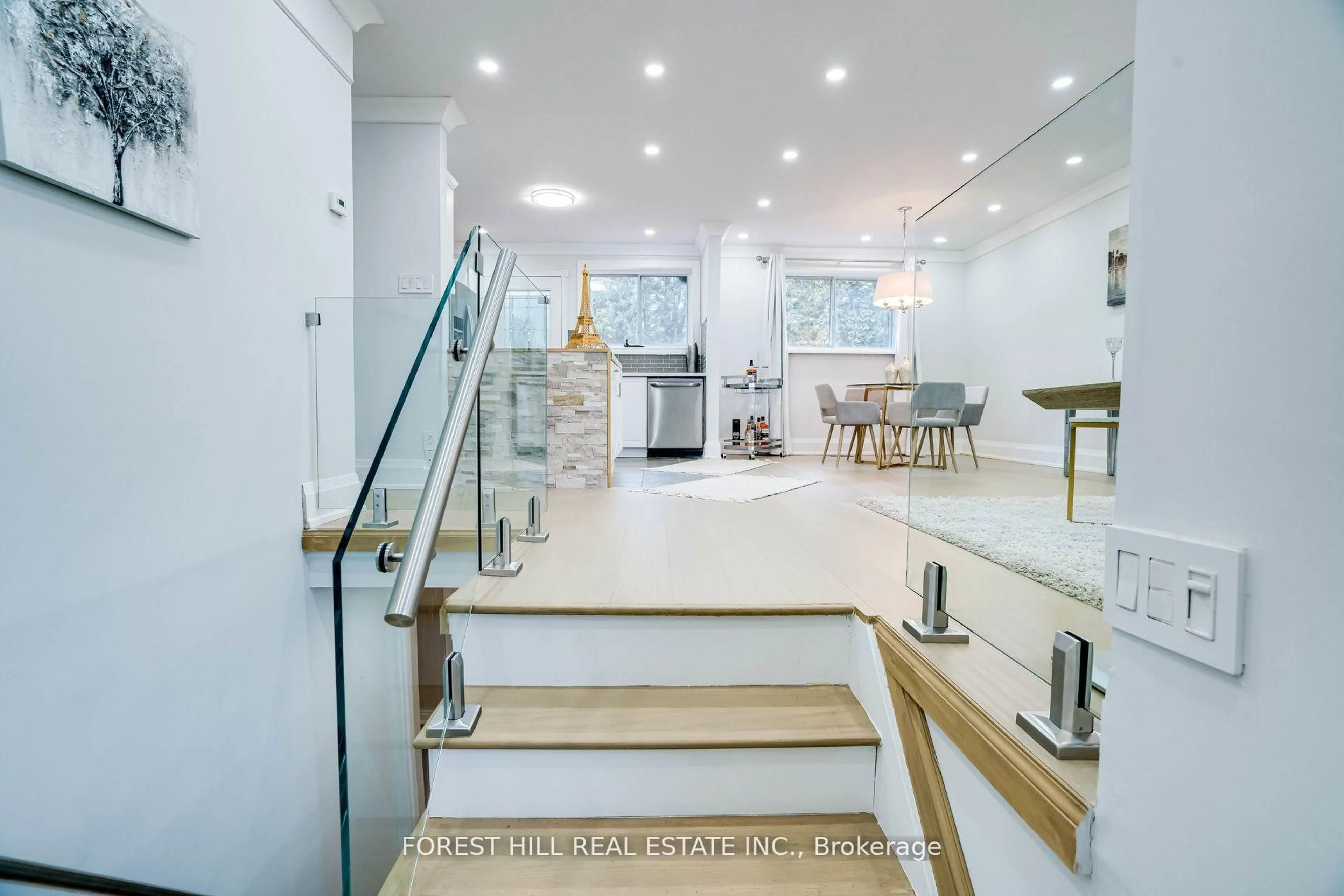 Contemporary kitchen, ceramic/tile floor for 1 Willis Dr, Aurora Ontario L4G 2J8