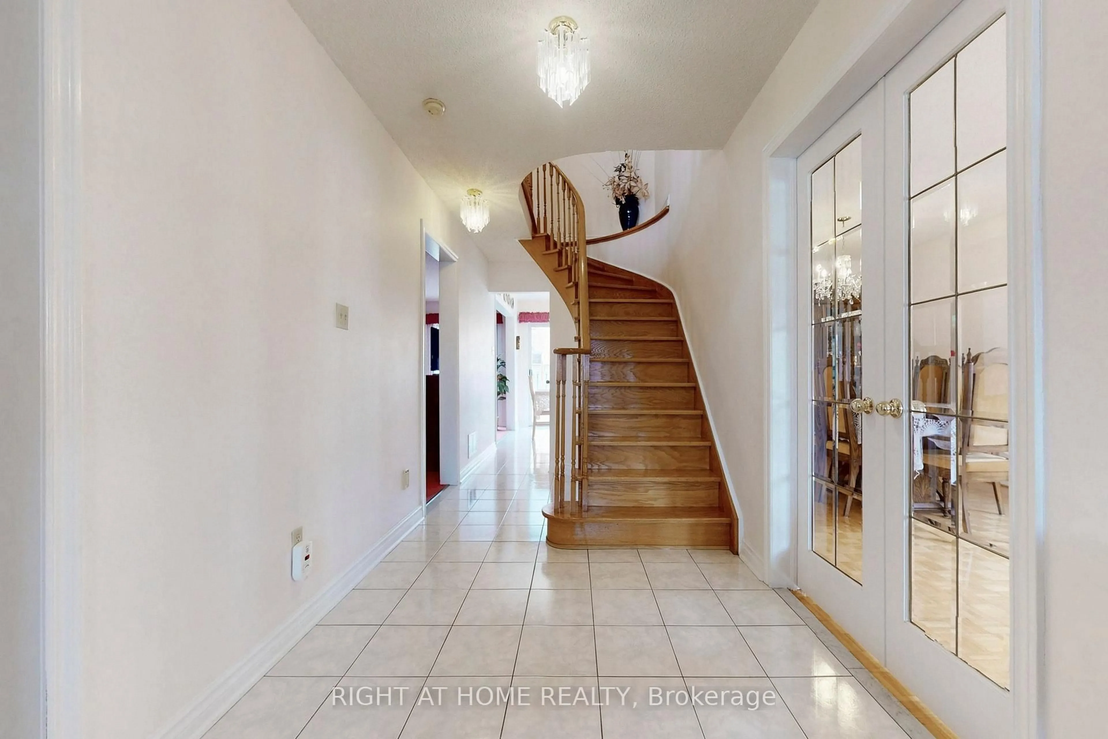 Indoor foyer for 260 Avro Rd, Vaughan Ontario L6A 1X6