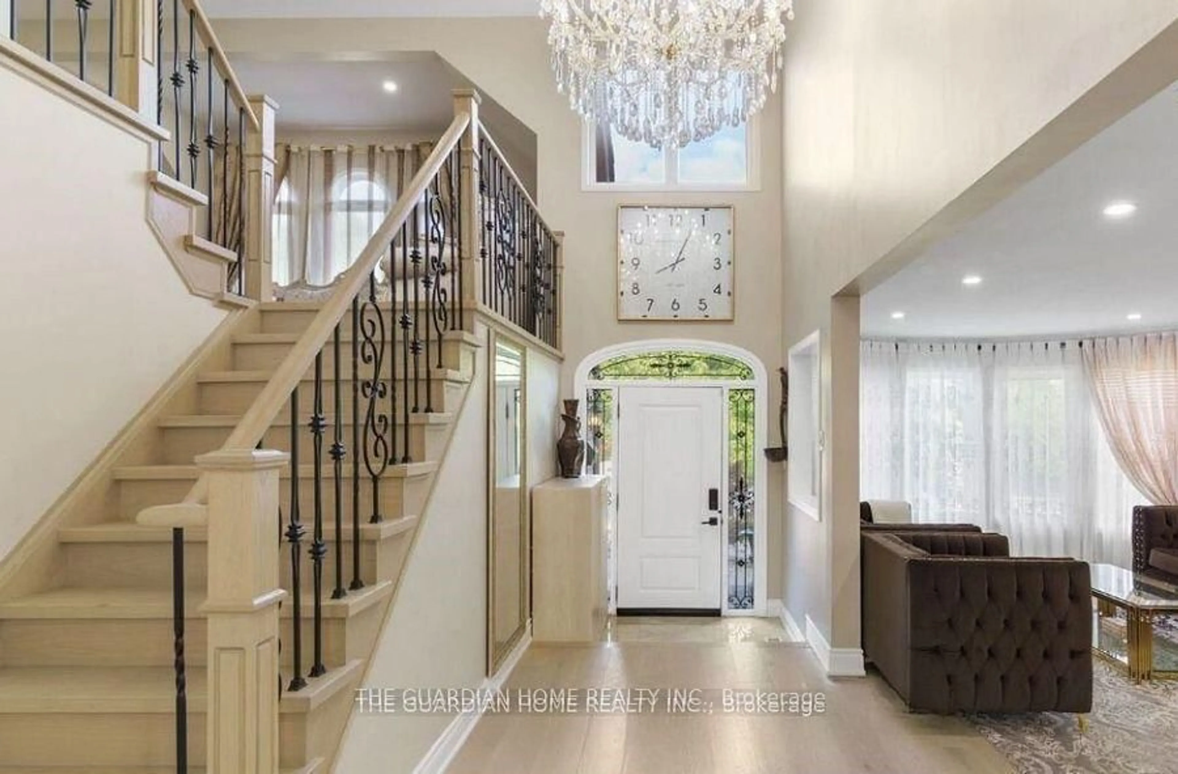 Indoor foyer for 101 Mcclellan Way, Aurora Ontario L4G 6M4