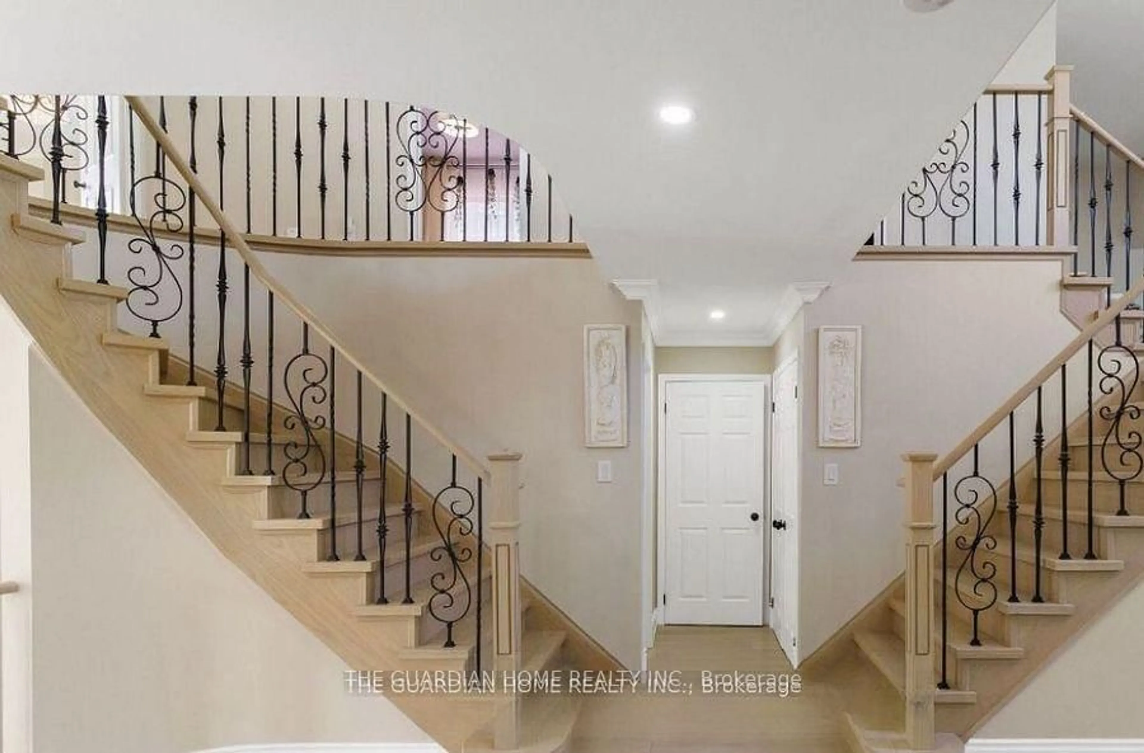 Indoor foyer for 101 Mcclellan Way, Aurora Ontario L4G 6M4