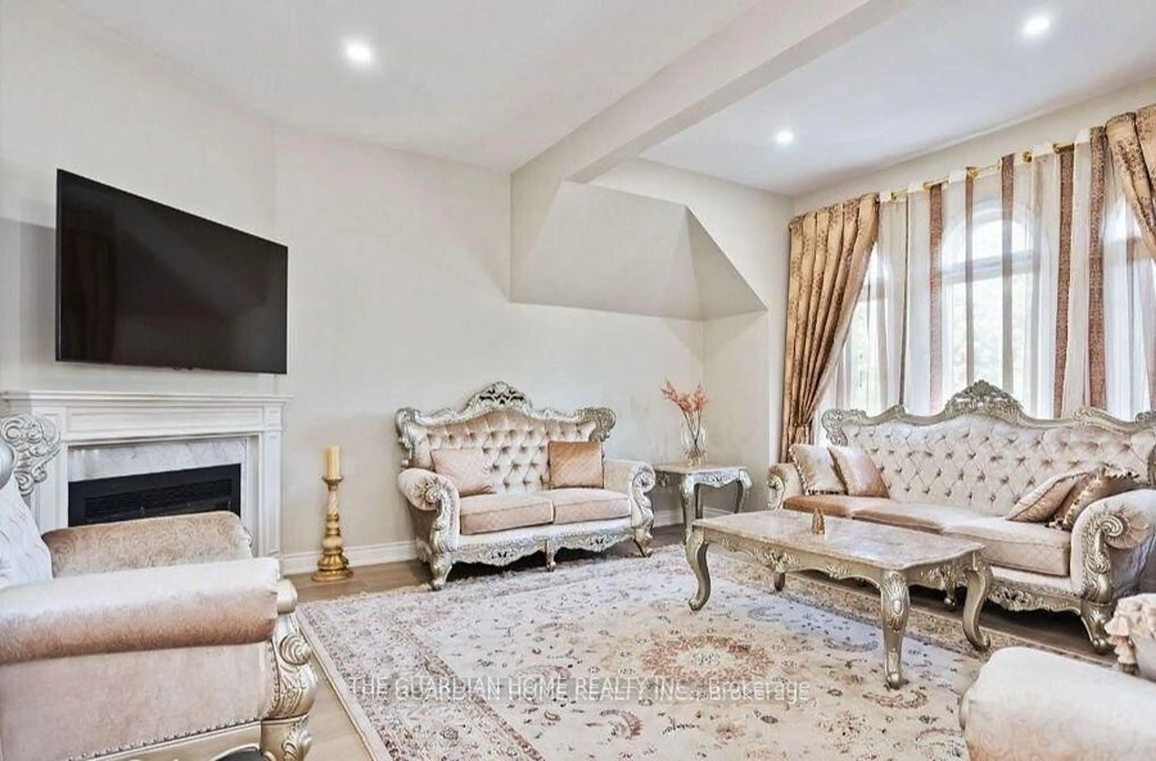 Living room with furniture, unknown for 101 Mcclellan Way, Aurora Ontario L4G 6M4