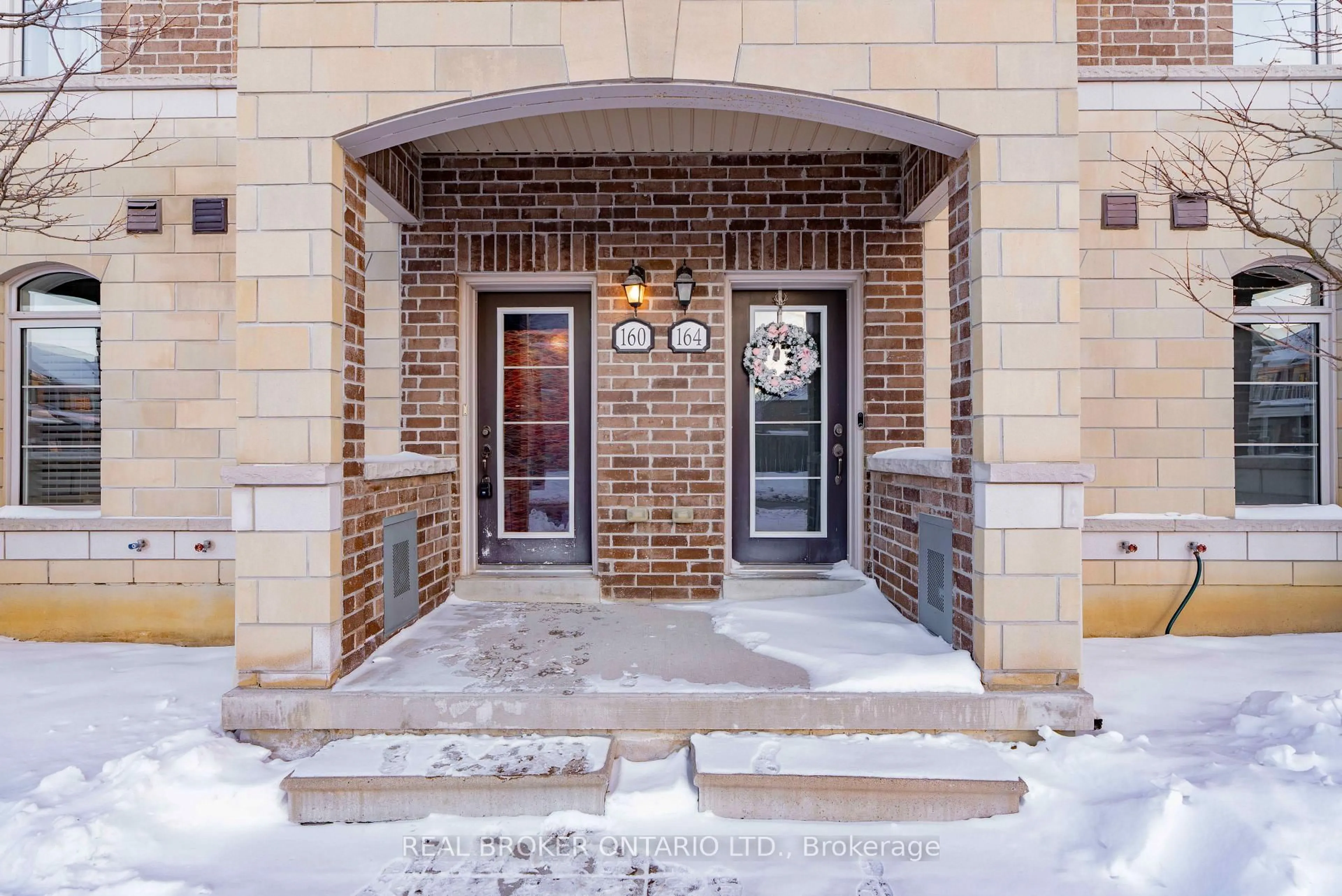 Indoor entryway for 160 Glad Park Ave, Whitchurch-Stouffville Ontario L4A 1X1