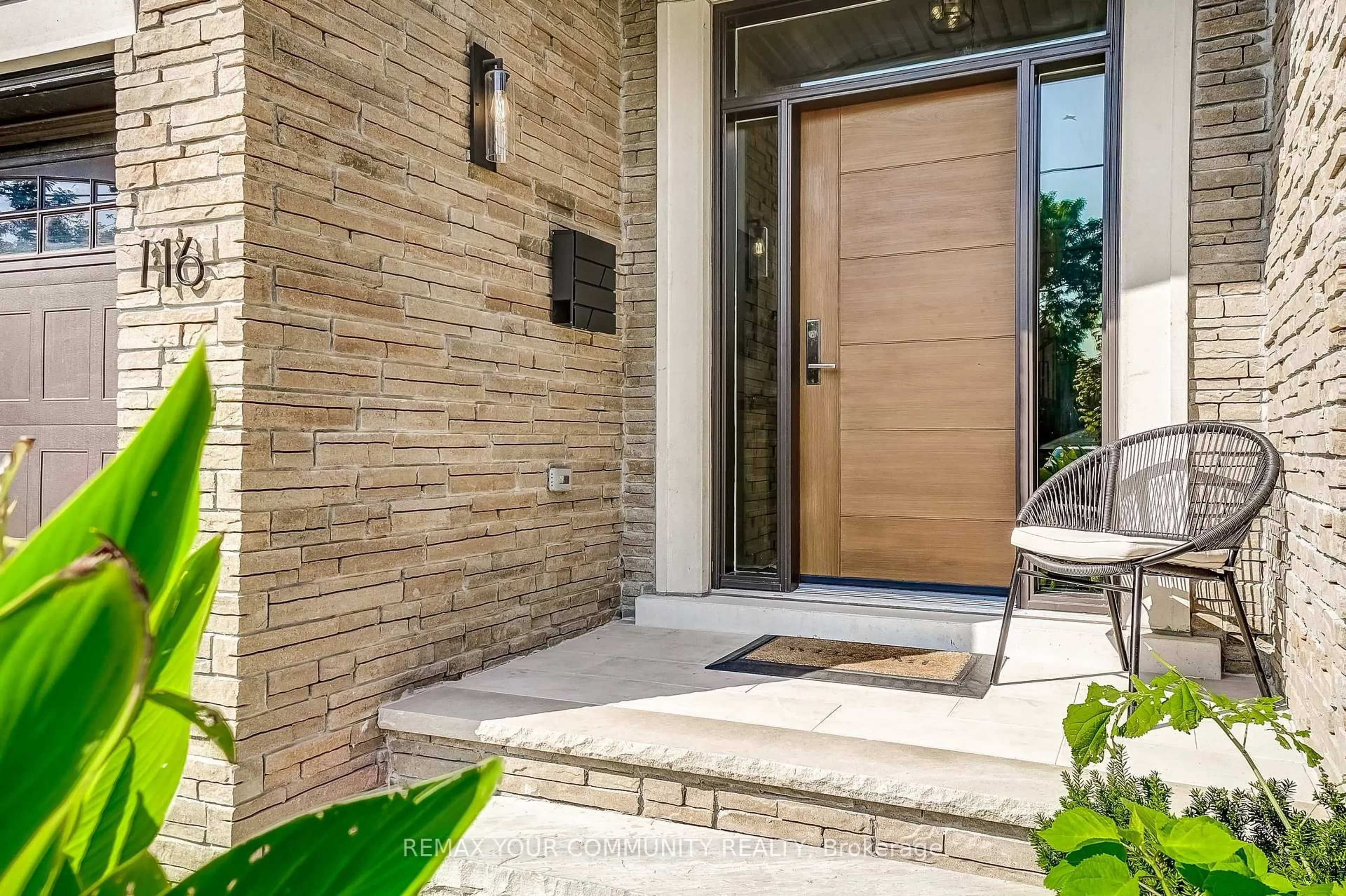 Indoor entryway for 116 Lucas St, Richmond Hill Ontario L4C 4P5