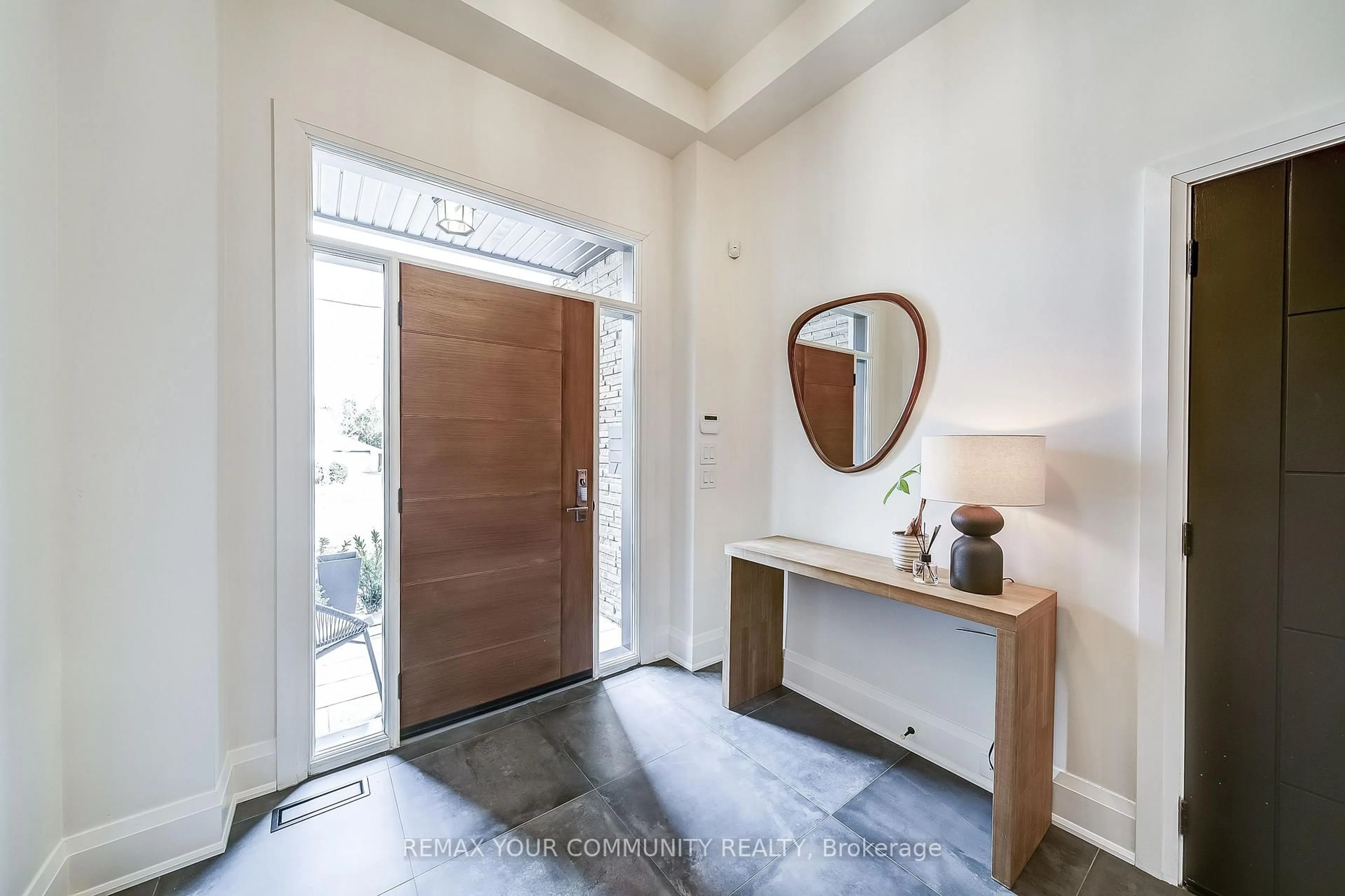 Indoor entryway for 116 Lucas St, Richmond Hill Ontario L4C 4P5