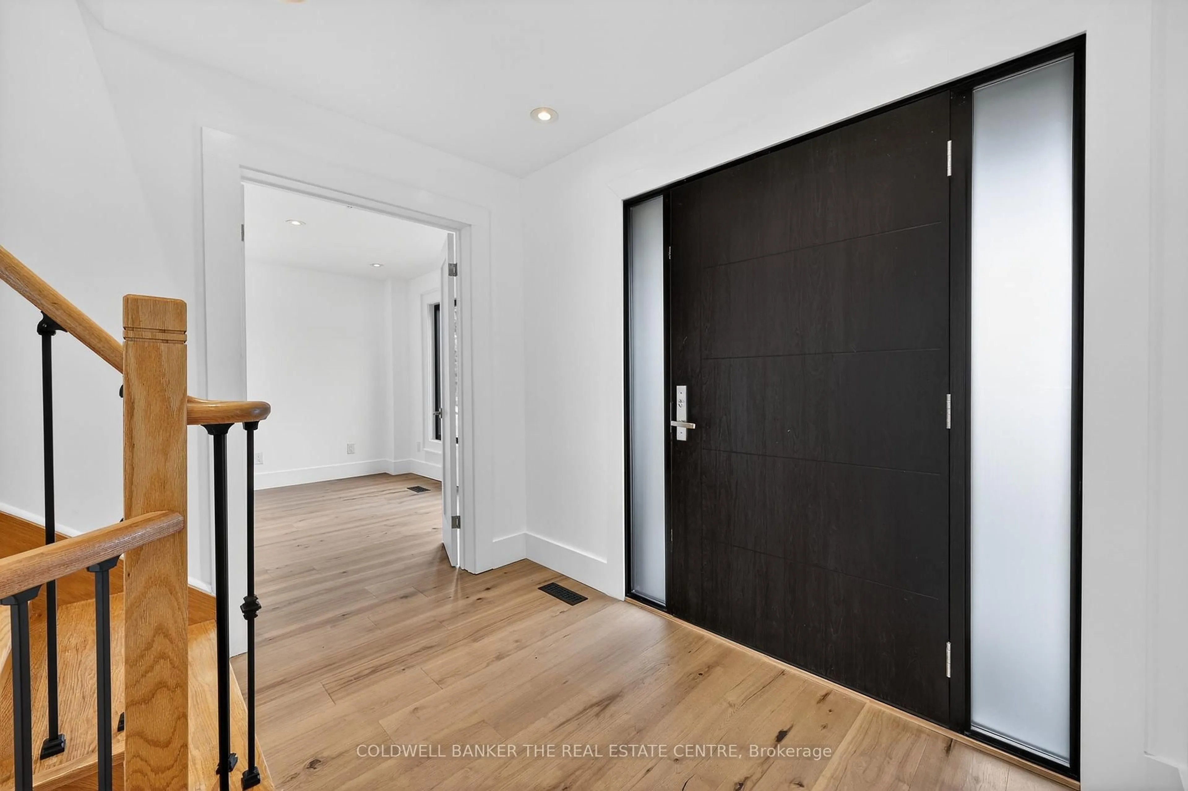 Indoor entryway for 8 Brownlee Dr, Bradford West Gwillimbury Ontario L3Z 2A4