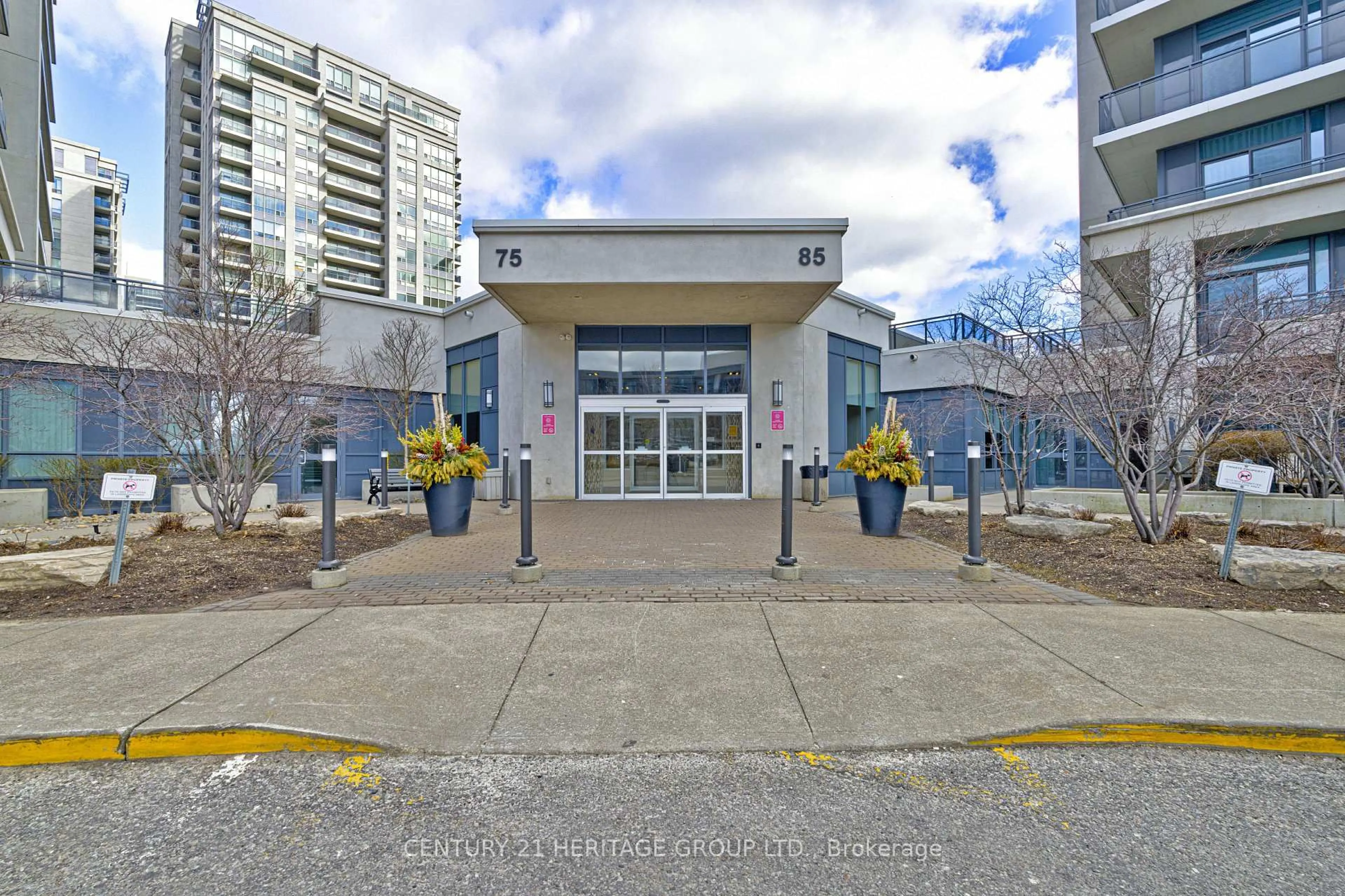 Indoor foyer for 75 North Park Rd #208, Vaughan Ontario L4J 0H8