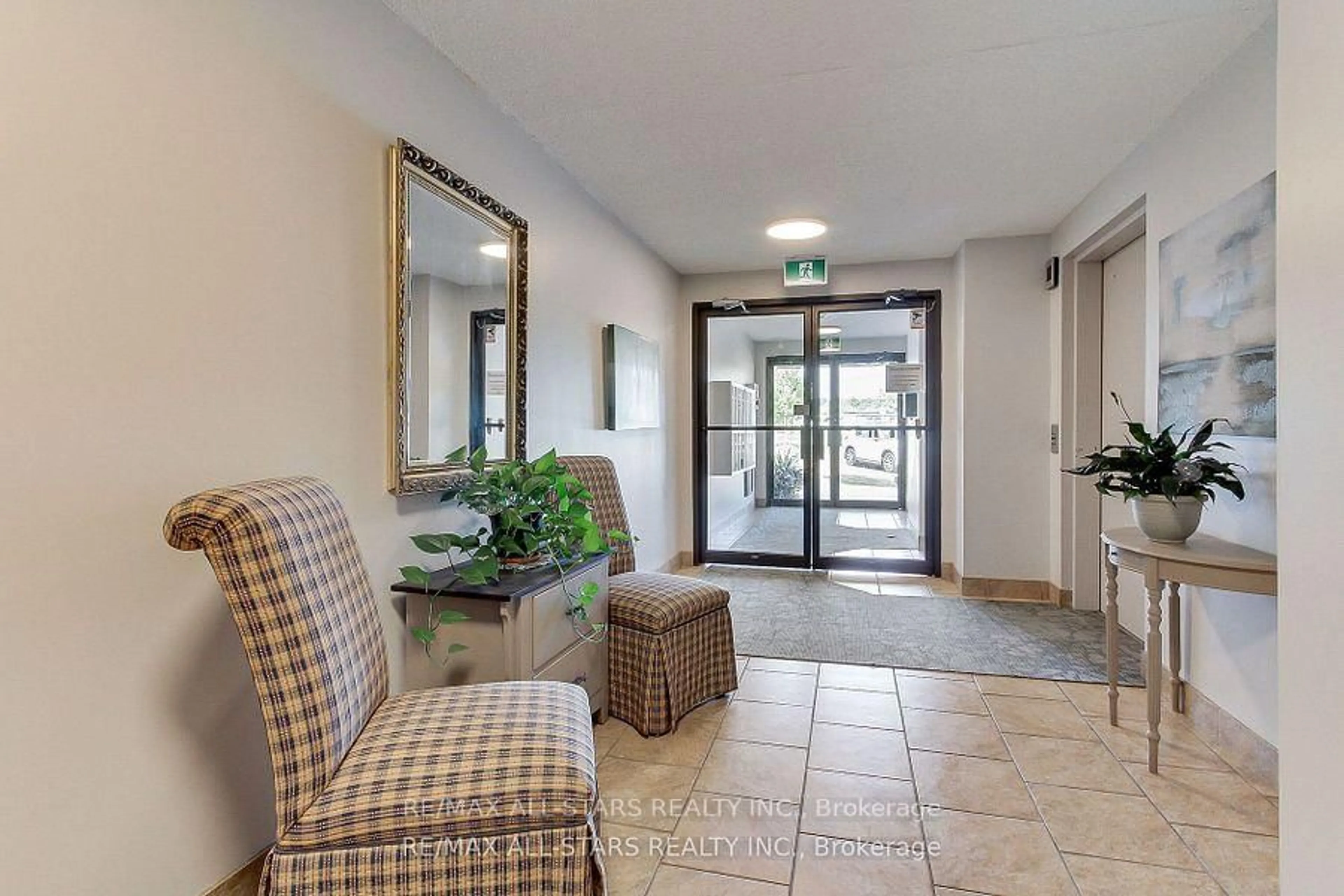 Indoor foyer for 41 Ash St #103, Uxbridge Ontario L9P 1E2