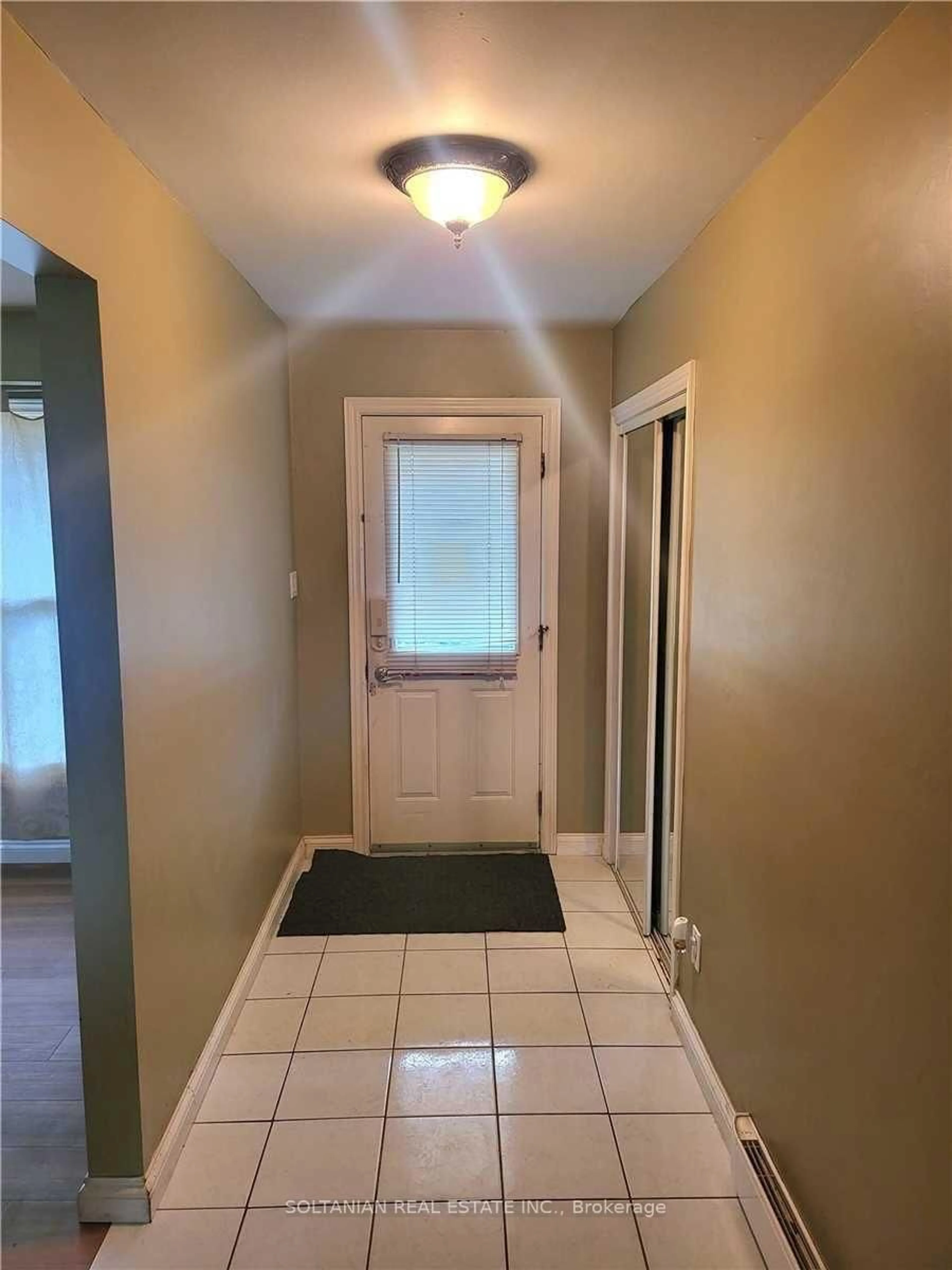 Indoor entryway for 66 Tulip St, Georgina Ontario L4P 1C7