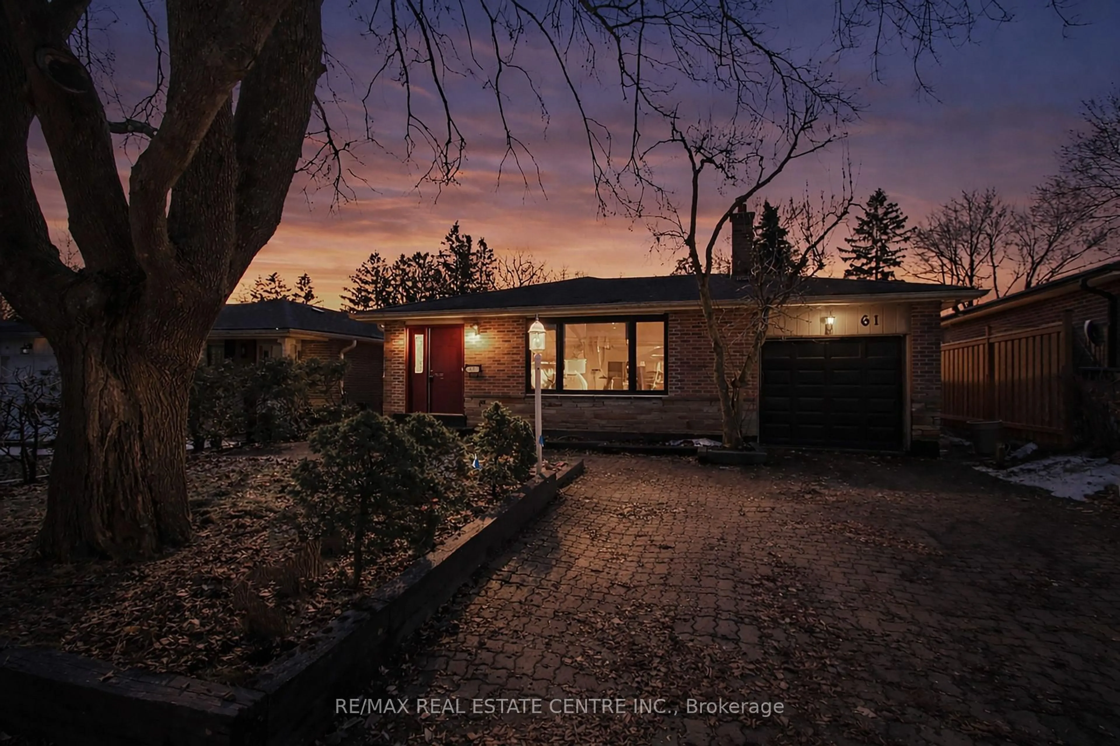 A pic from outside/outdoor area/front of a property/back of a property/a pic from drone, street for 61 Romfield Crct, Markham Ontario L3T 3H4