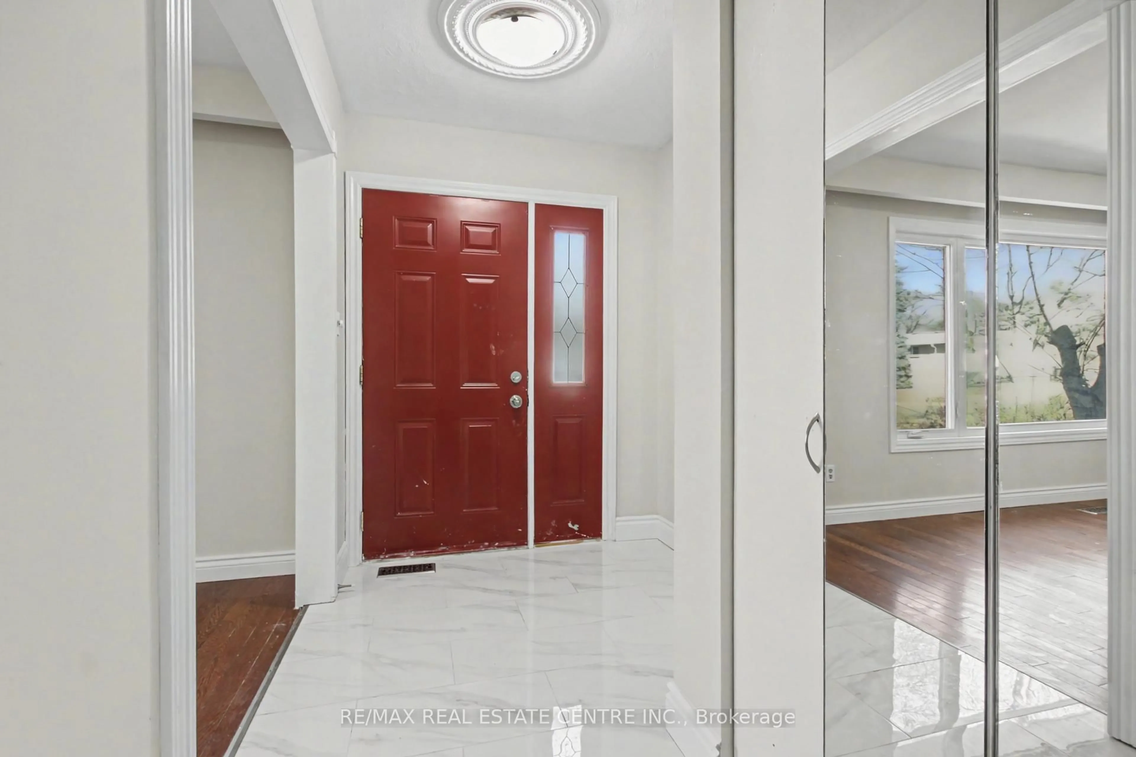 Indoor entryway for 61 Romfield Crct, Markham Ontario L3T 3H4