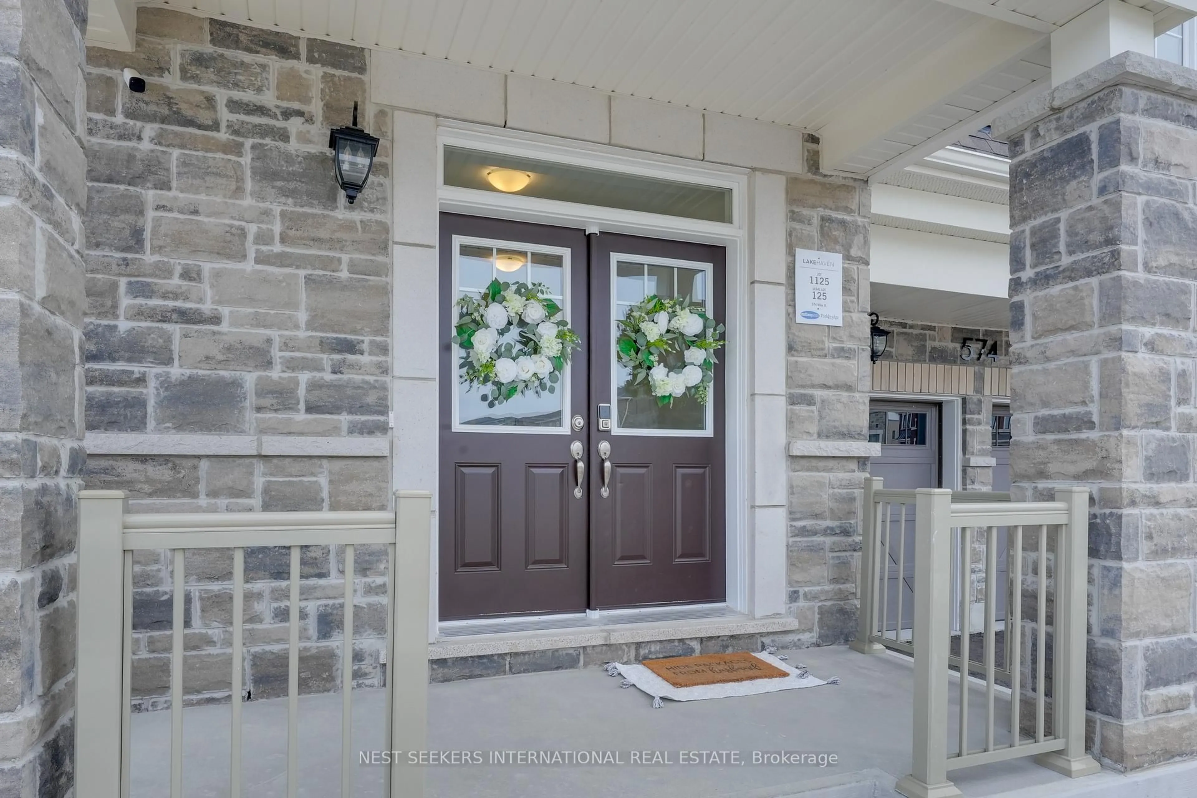 Indoor entryway for 574 Mika St, Innisfil Ontario L9S 2J6