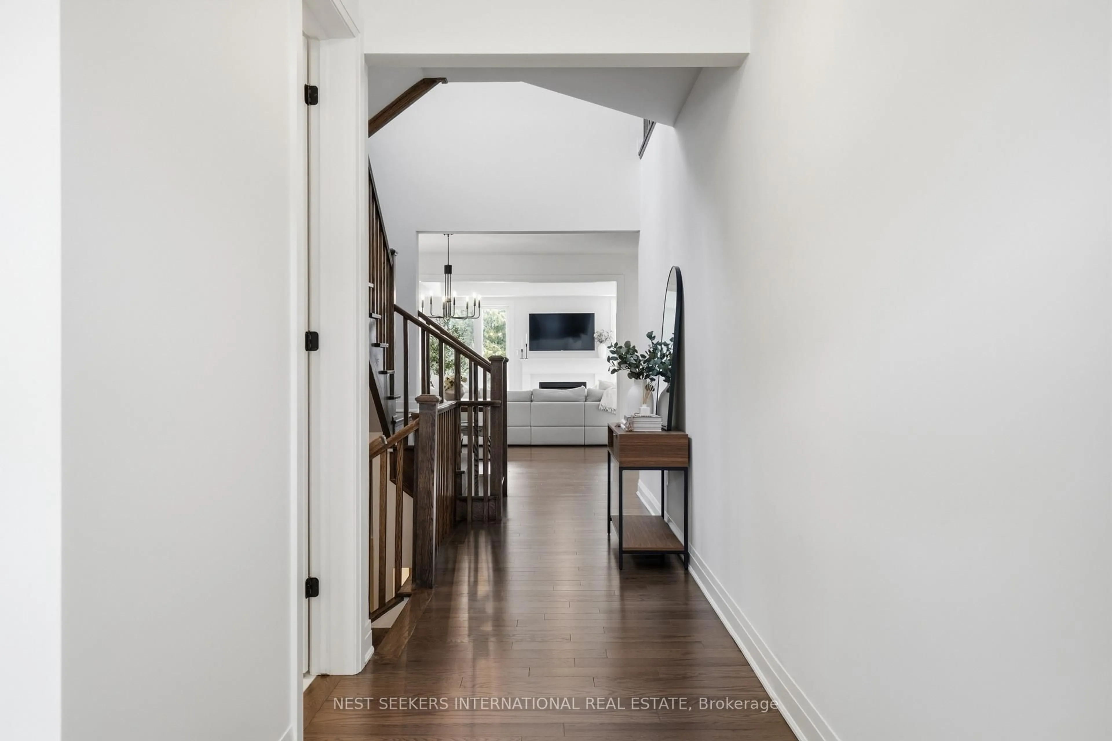 Indoor entryway for 574 Mika St, Innisfil Ontario L9S 2J6